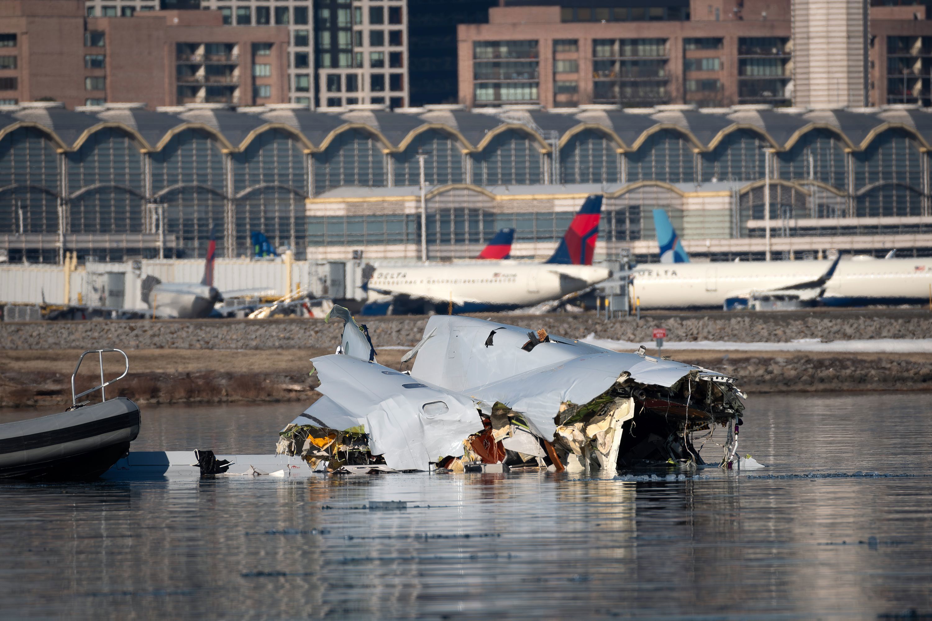 Los restos de los aviones en el río Potomac.