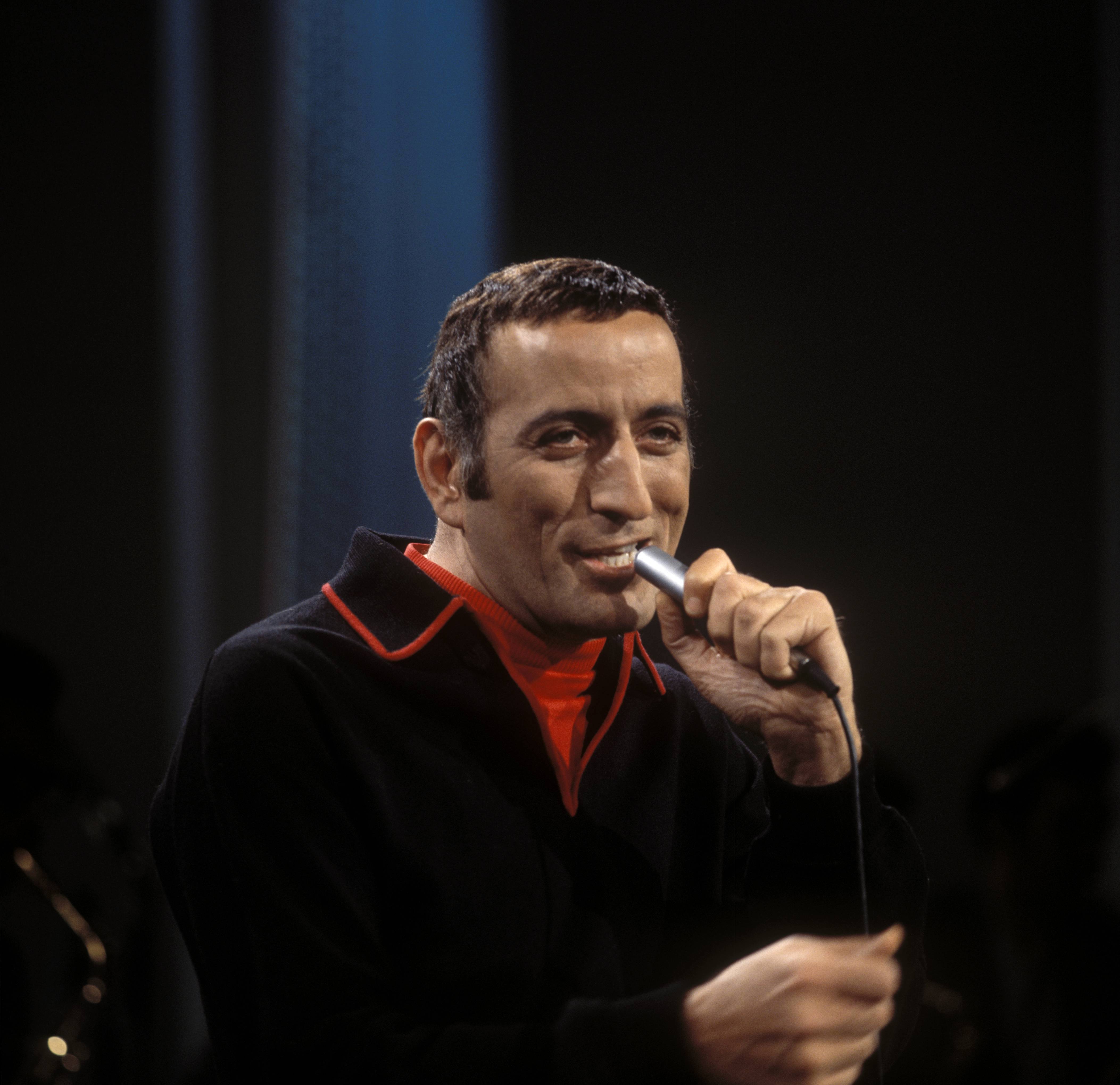 Tony Bennett actúa en vivo en el escenario de Elstree Studios para una transmisión de Associated Television (ATV) en 1962. 