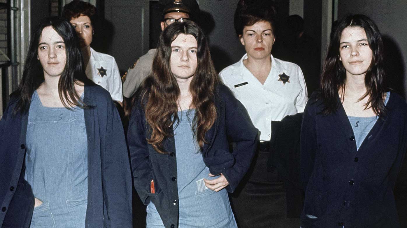 Susan Atkins, Patricia Krenwinkel y Leslie Van Houten comparecen ante los tribunales en 1971, con cicatrices en forma de X en la frente.  (AAP)