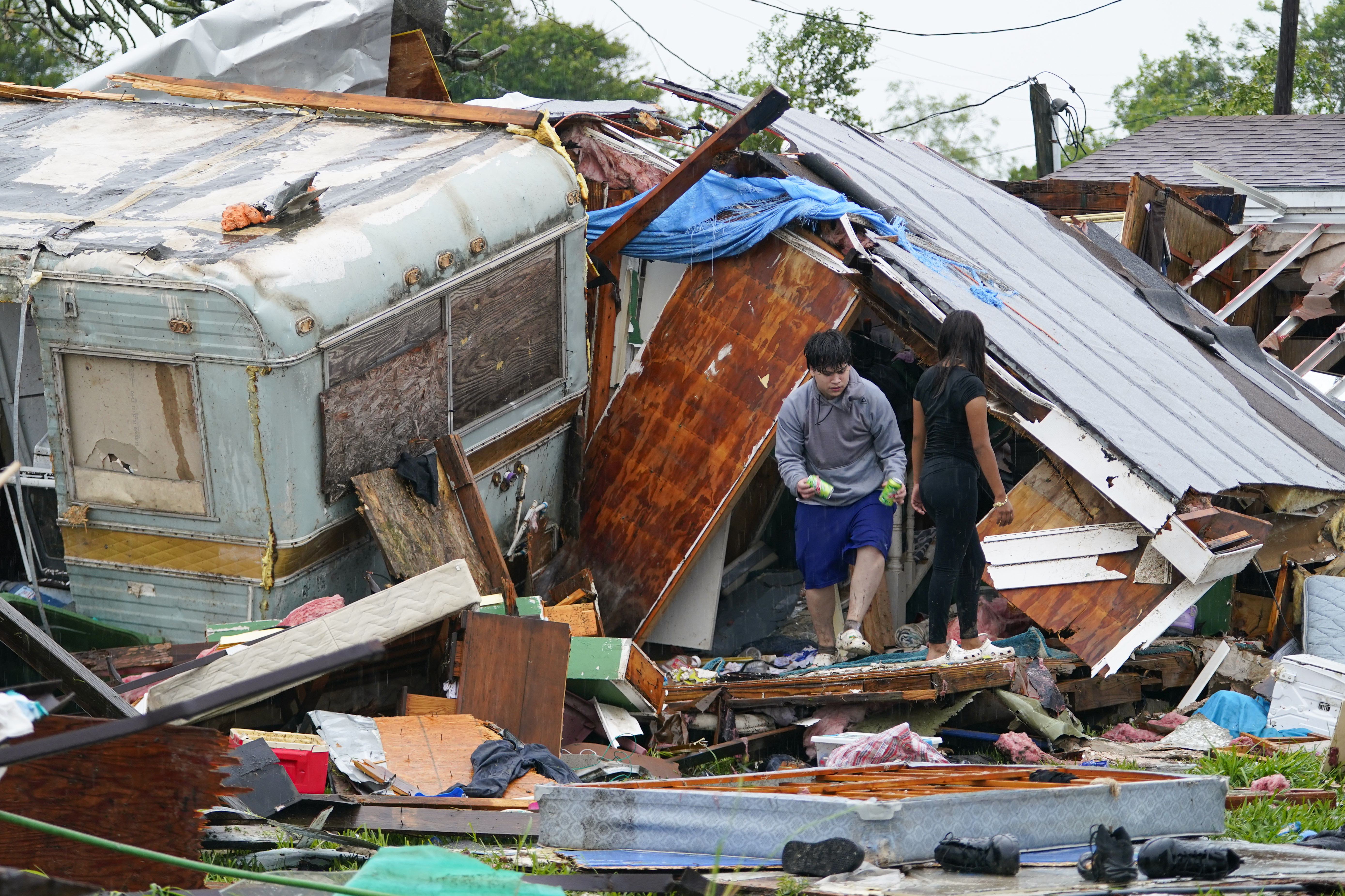 Un muerto cuando el tornado golpea el sur de Texas cerca de la costa del Golfo, dañando docenas de hogares