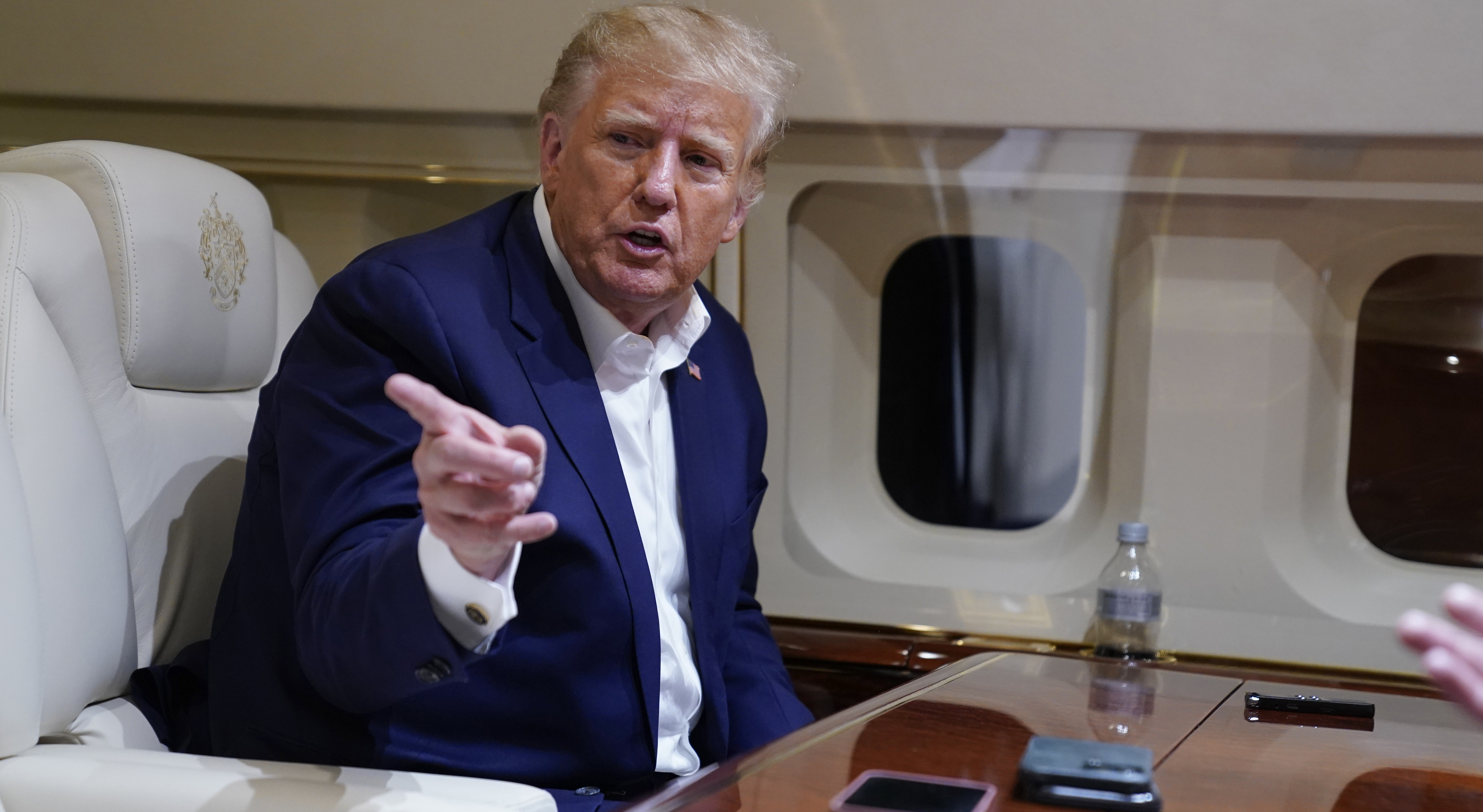El expresidente Donald Trump habla con los periodistas mientras volaba en su avión después de un mitin de campaña en el Aeropuerto Regional de Waco, en Waco, Texas, el sábado 25 de marzo de 2023. 