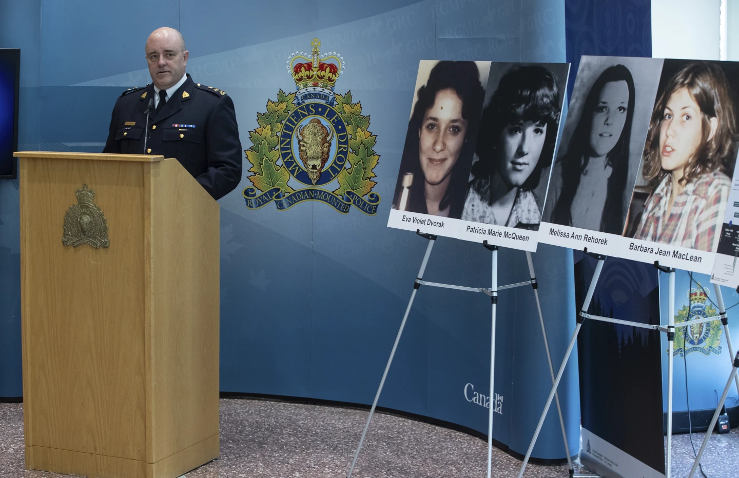 La policía canadiense anunció el viernes que ha vinculado la muerte de cuatro mujeres jóvenes hace casi 50 años con un fugitivo estadounidense ahora fallecido que se escondió en Canadá desde mediados de los años 1970 hasta finales de los 1990.