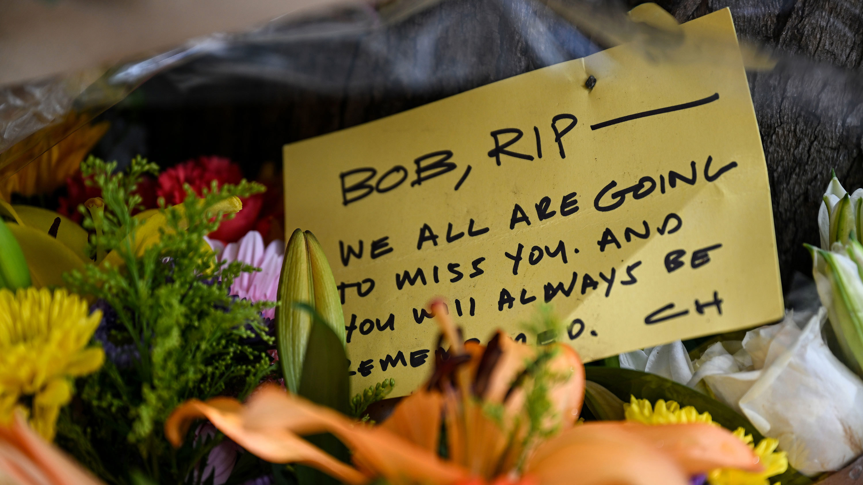 Los dolientes dejan flores y tarjetas en honor a Bob Lee cerca del edificio de apartamentos Portside en San Francisco el 7 de abril.