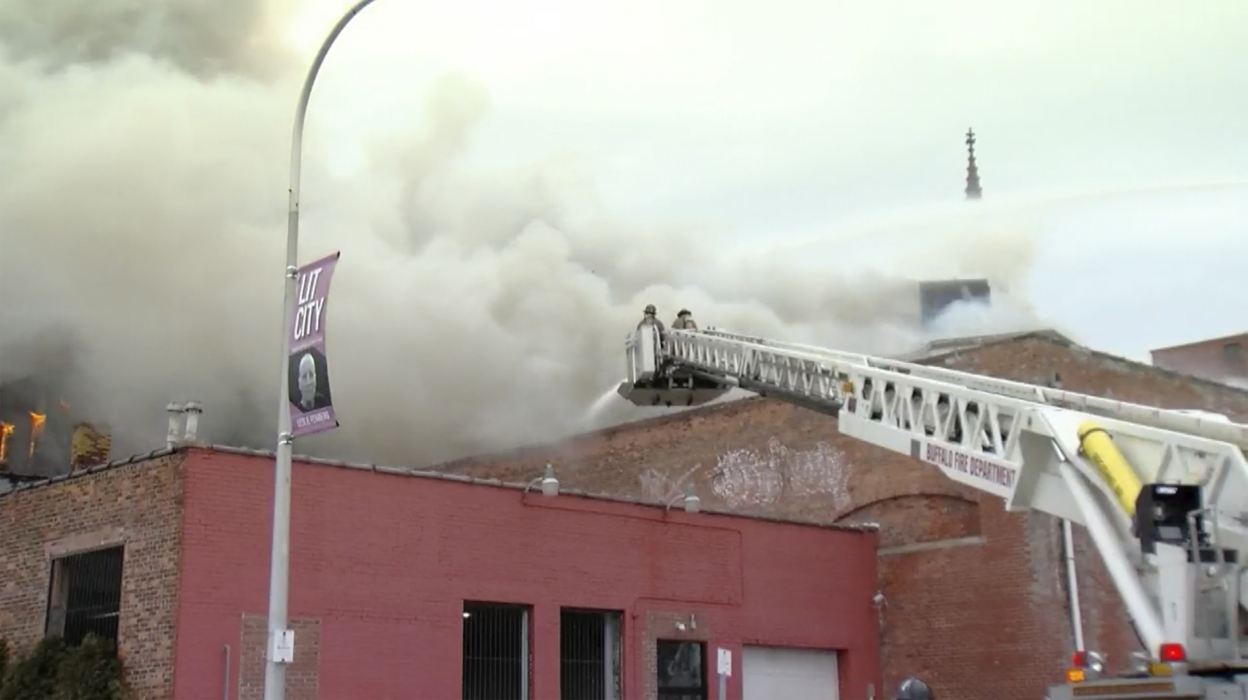 Bombero de Nueva York atrapado en incendio que provocó explosión