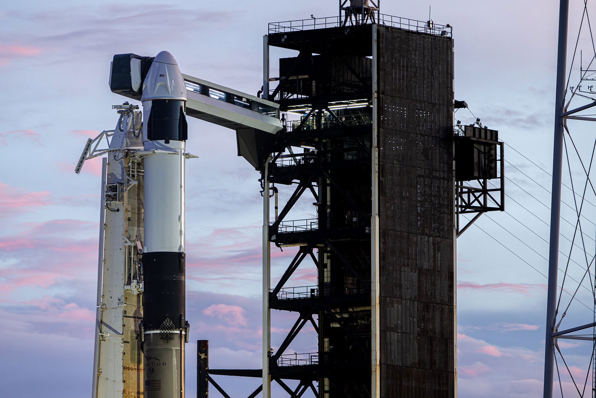 SpaceX optó por apuntar a una ventana de lanzamiento posterior a las 5.23 a. m. debido a que el mal tiempo en la plataforma de lanzamiento continuó. 