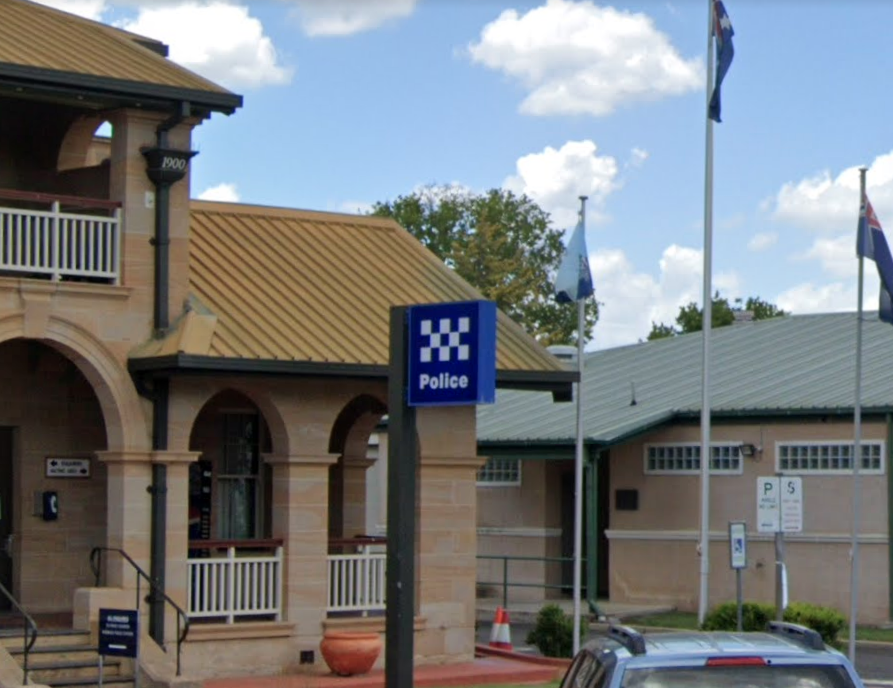 Queensland Police are today continuing to search for a man who attacked an officer and escaped custody yesterday after being escorted to the Warwick watch house. 