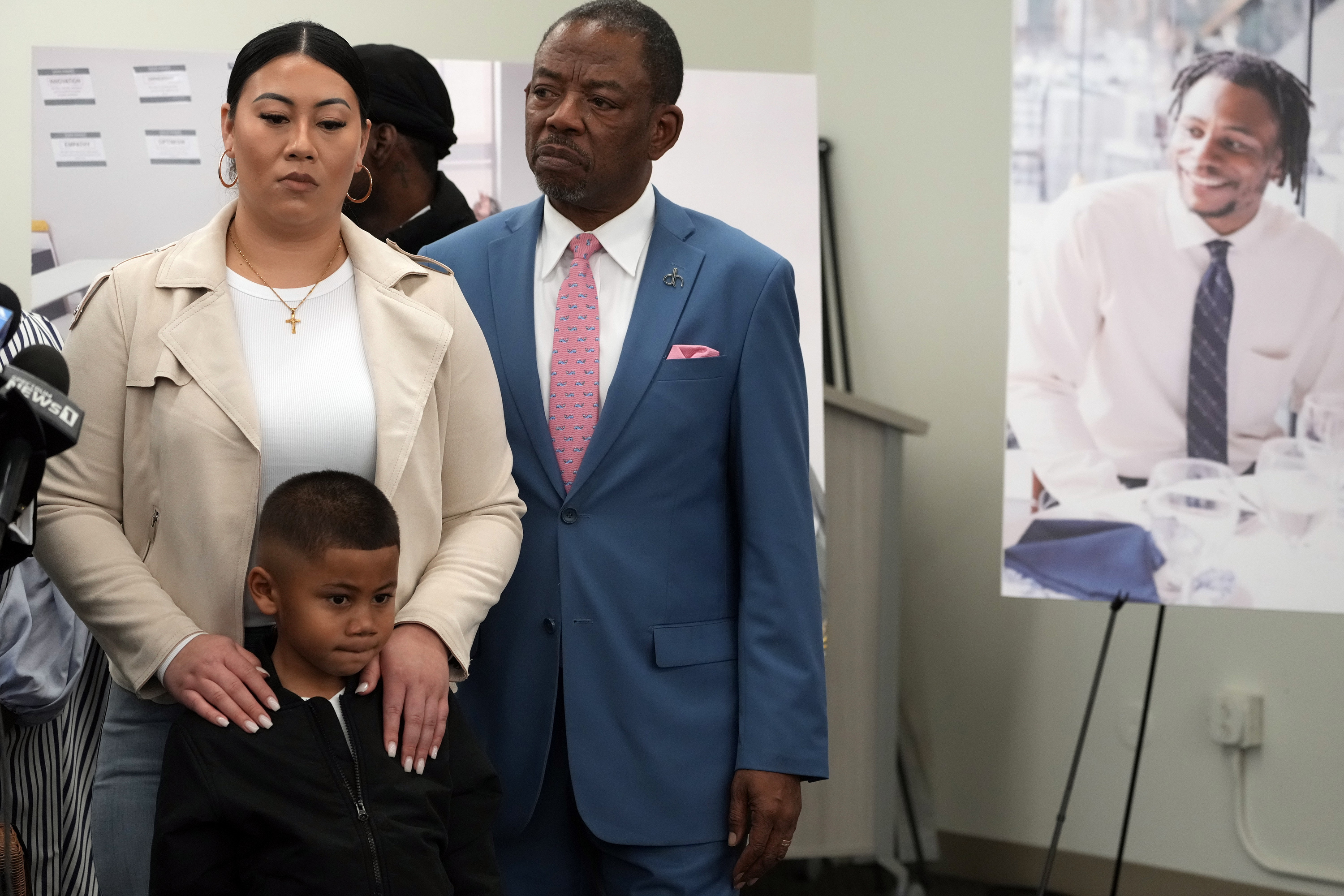 El abogado Carl Douglas, a la derecha, da una conferencia de prensa con Gabrielle Hansel, tutora de Syncere Kai Anderson, de cinco años, para anunciar la presentación de una demanda por daños y perjuicios por valor de 50 millones de dólares contra la ciudad de Los Ángeles por la muerte de Keenan Anderson, en la foto a la derecha. .