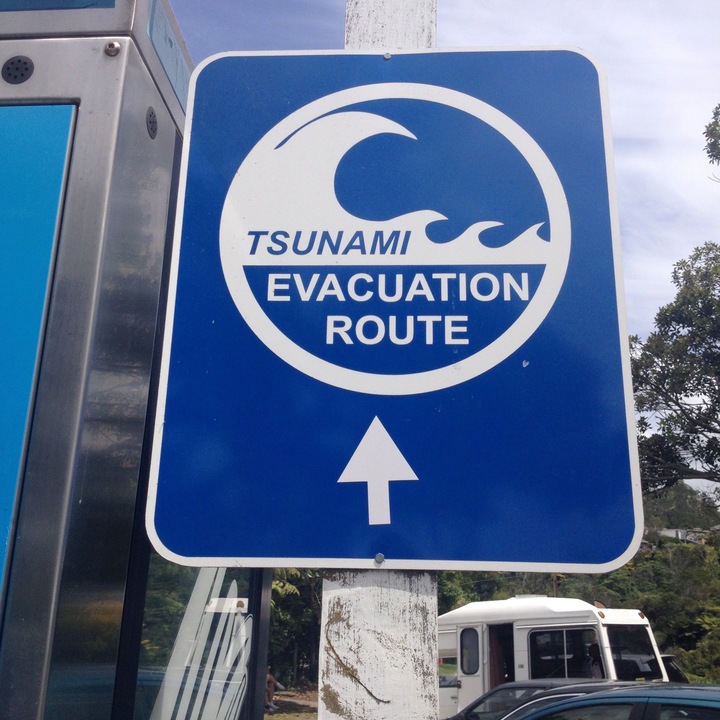Una señal de advertencia de tsunami muestra una ruta de evacuación en Cathedral Cove en Nueva Zelanda.