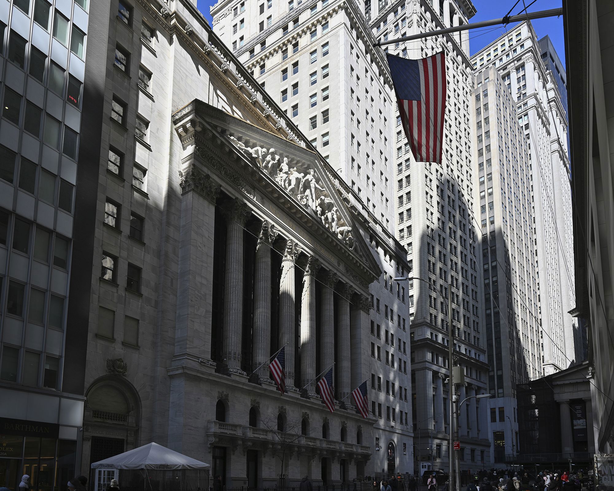 Wall Street espiraliza después de que Trump intensifica su guerra comercial