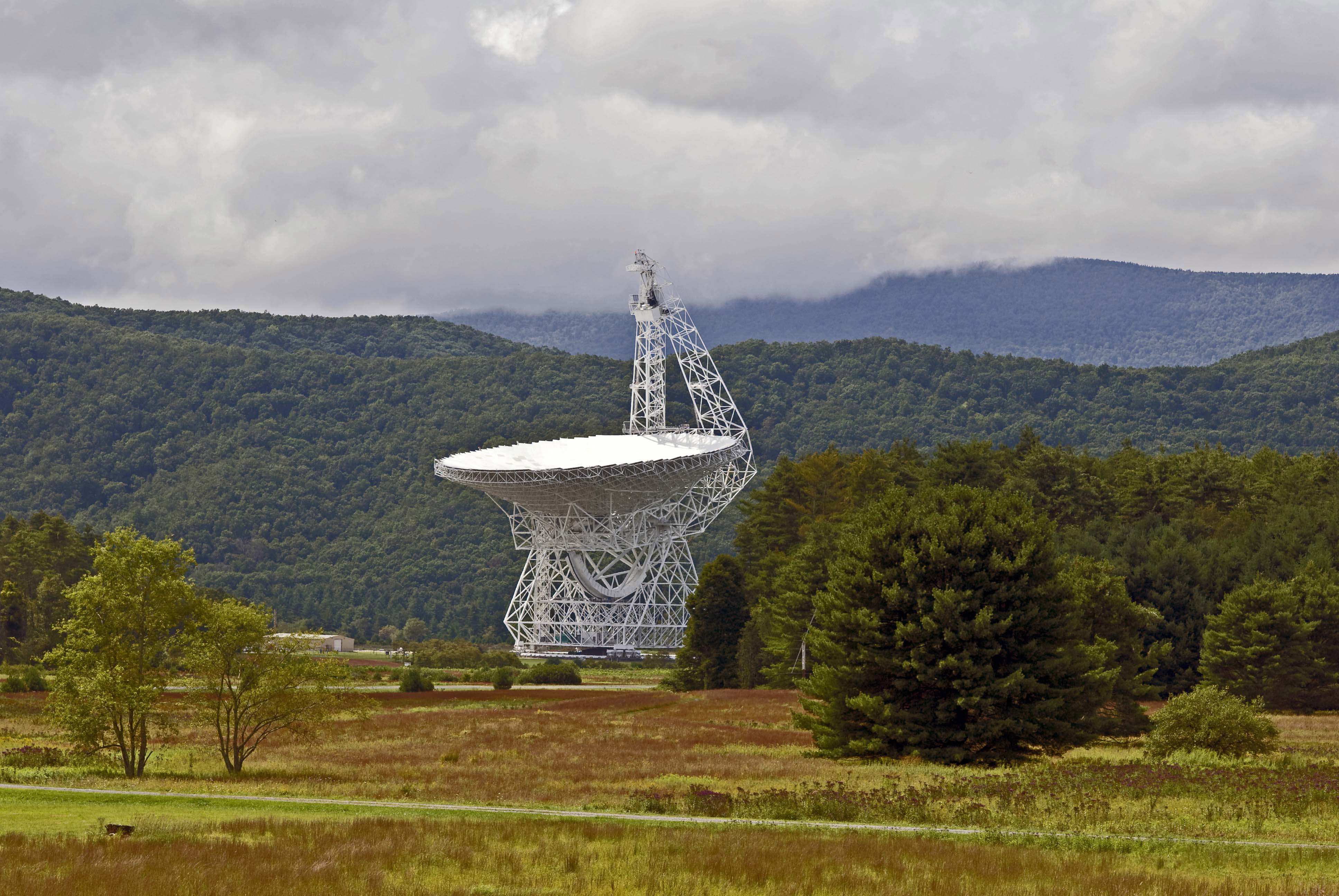 El Telescopio Robert C. Byrd Green Bank se eleva sobre el paisaje en el Observatorio Nacional de Radioastronomía en Green Bank, Virginia Occidental.