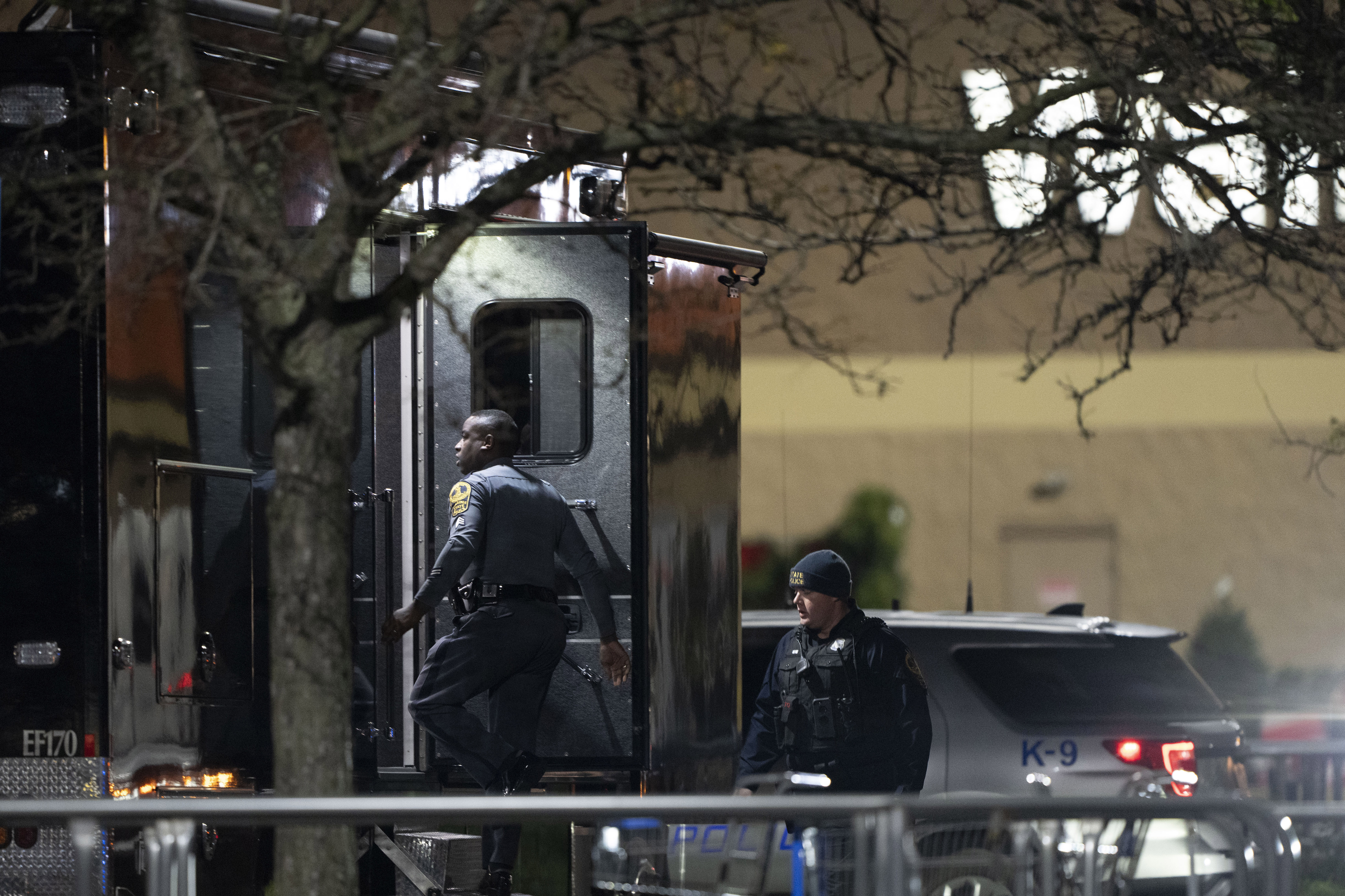 La policía ingresa a un vehículo de comando mientras trabajan en la escena de un tiroteo masivo en un Walmart, el miércoles 23 de noviembre de 2022, en Chesapeake, Virginia