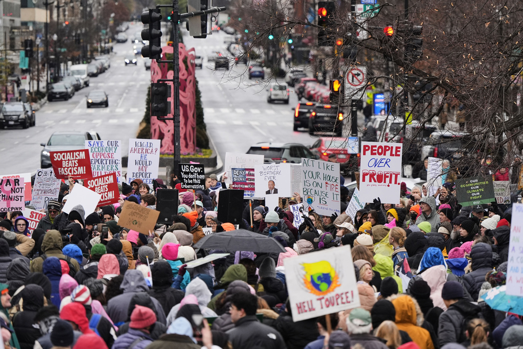 Un grupo se reúne en Farragut Square antes del inicio de la Marcha Popular, el sábado 18 de enero de 2025, en Washington.