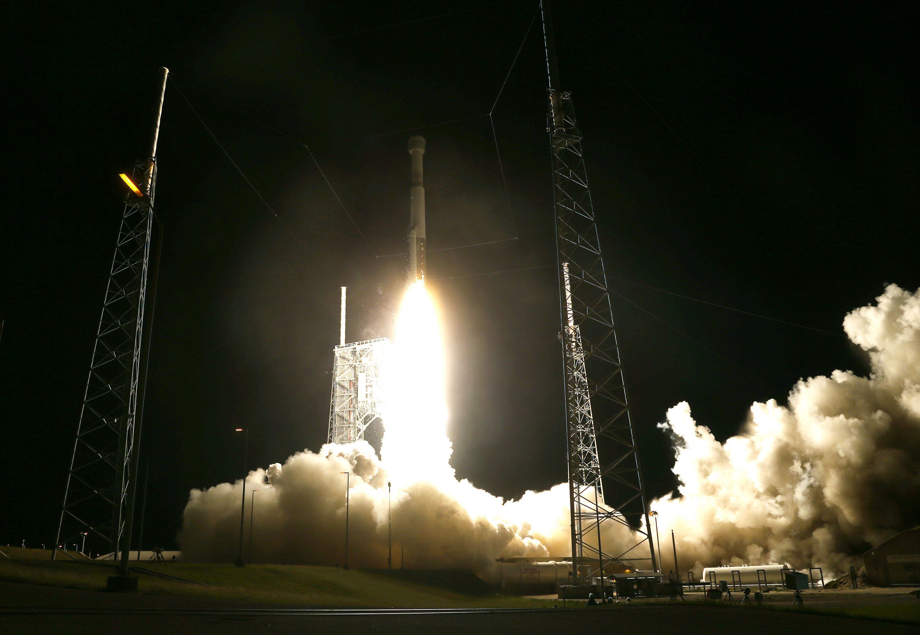 El cohete Atlas V de United Launch Alliance, coronado por una nave espacial Boeing CST-100 Starliner, despega en un vuelo de prueba sin tripulación en Cabo Cañaveral, Florida