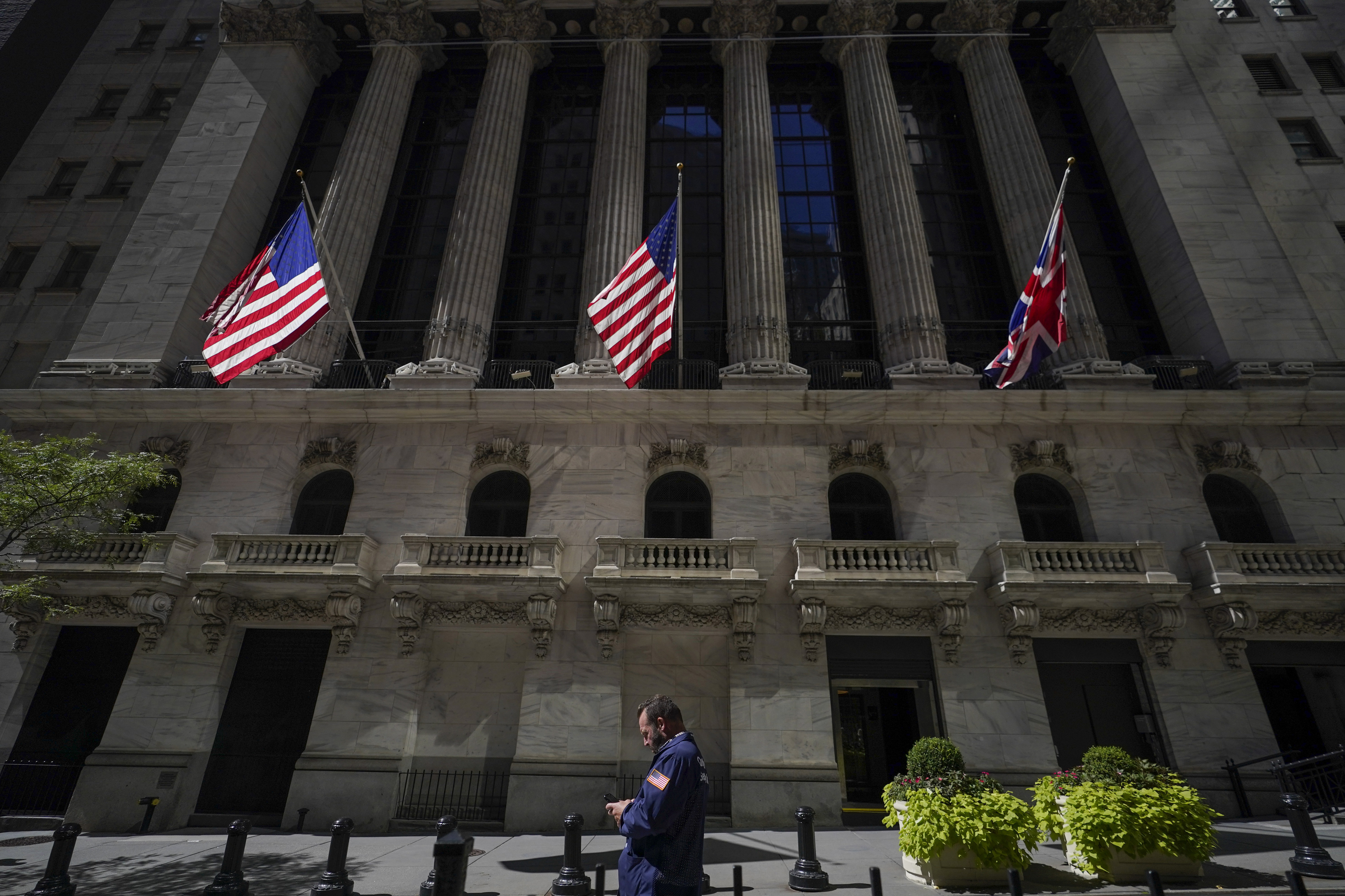 El republicano electo George Santos mintió sobre sus antecedentes en Wall Street
