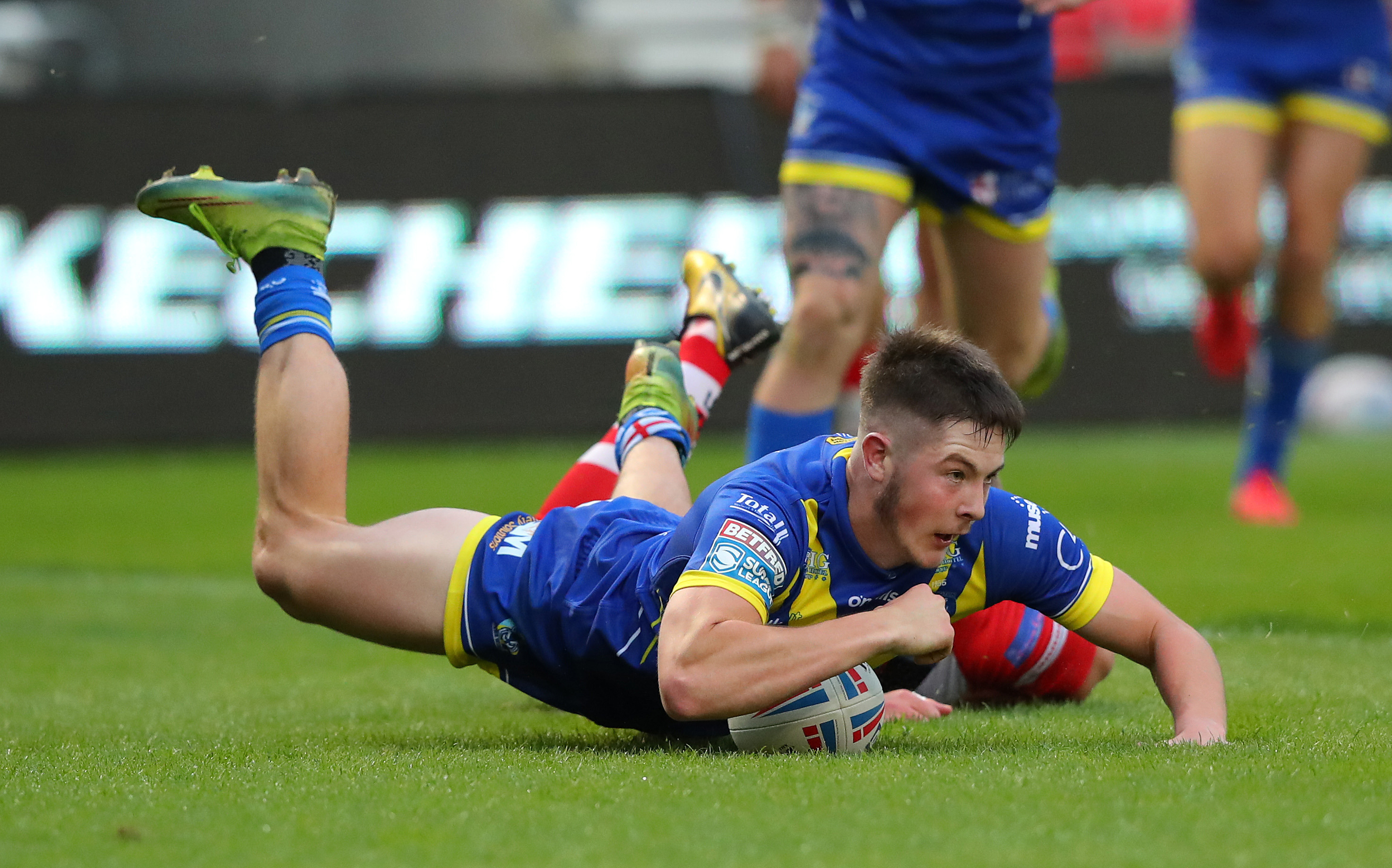 SALFORD, ENGLAND - SEPTEMBER 29:  Riley Dean of Warrington Wolves dives over the line to score a try during the Betfred Super League match between Salford Red Devils of Warrington Wolves at AJ Bell Stadium on September 29, 2020 in Salford, England. Sporting stadiums around the UK remain under strict restrictions due to the Coronavirus Pandemic as Government social distancing laws prohibit fans inside venues resulting in games being played behind closed doors. (Photo by Alex Livesey/Getty Images)