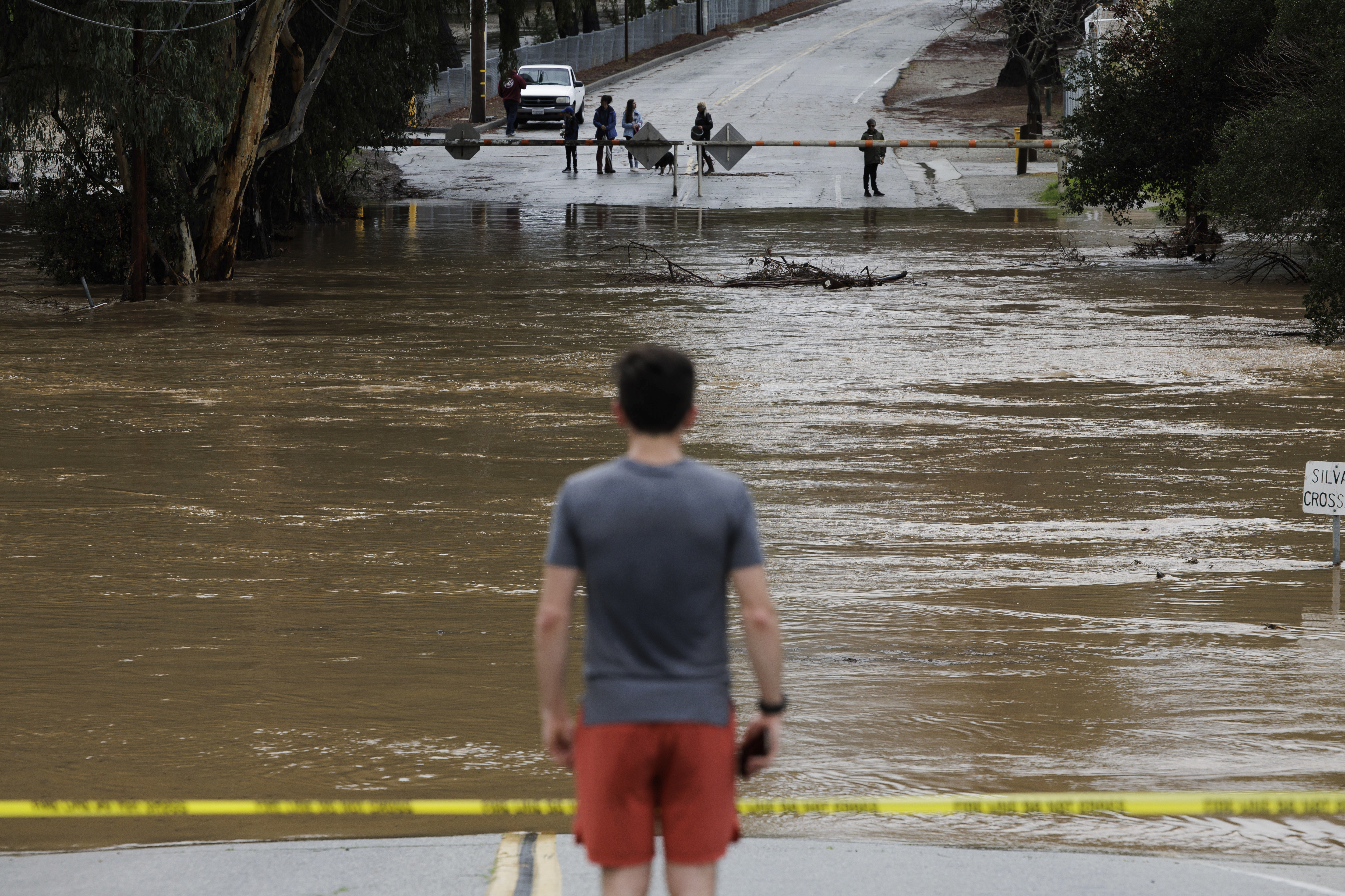 El número de muertos aumenta a 14 en las inundaciones de California después de que la caída de los árboles mata