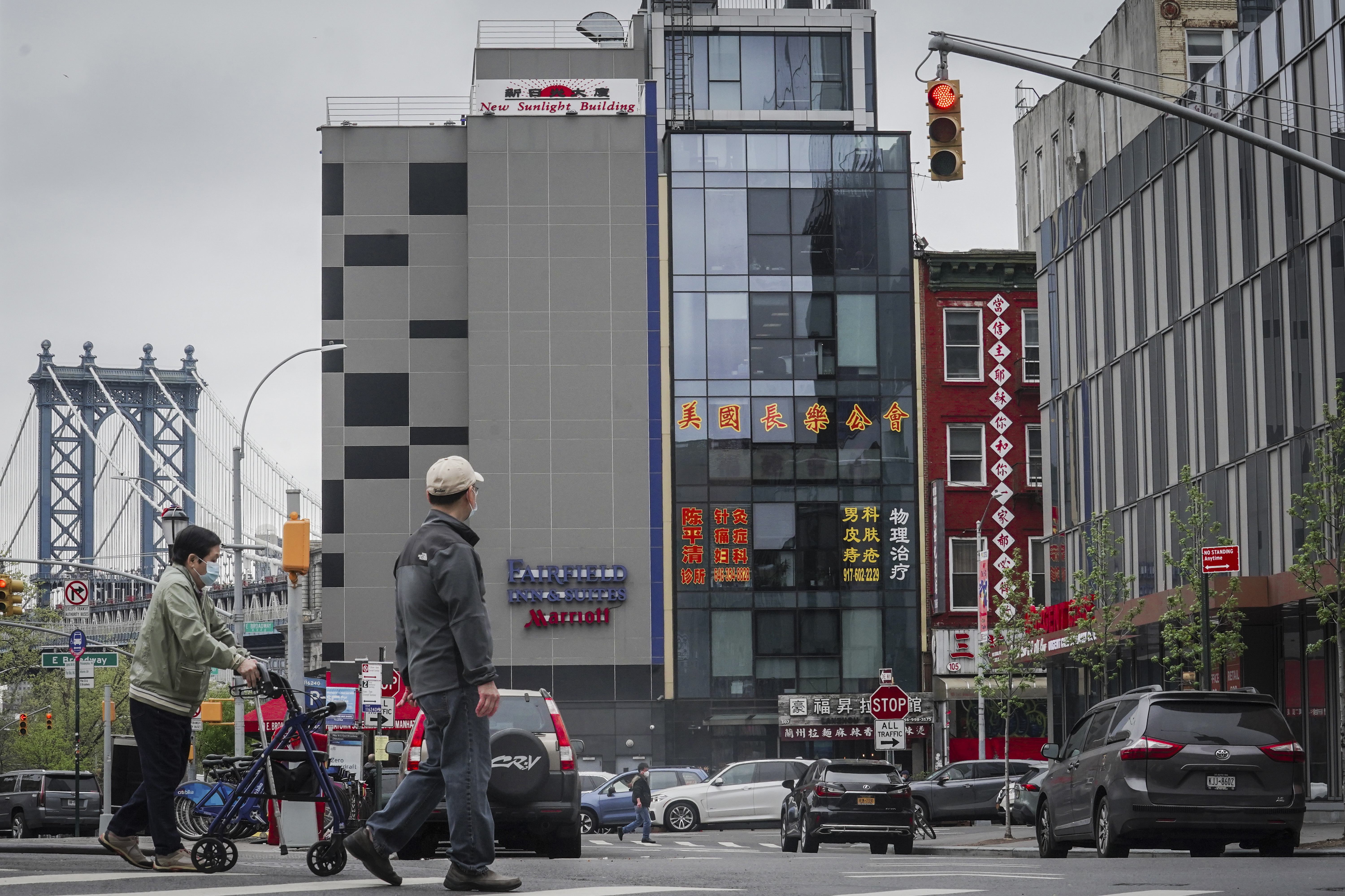 Se cree que un edificio con fachada de vidrio de seis pisos, en el centro, es el sitio de un puesto de avanzada de la policía extranjera para China en el barrio chino de Nueva York.