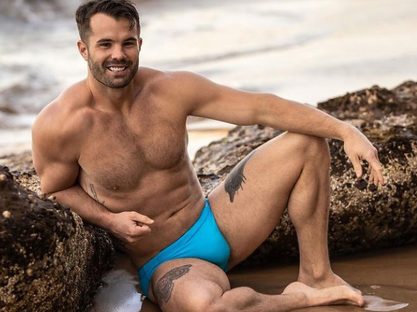 Athletes and charities have paid tribute to an openly gay Australian Olympian who has died aged 35.The first openly gay man to represent any country in the sport of bobsleigh, Simon Dunn also played for Sydney's gay rugby union club, the Sydney Convicts.