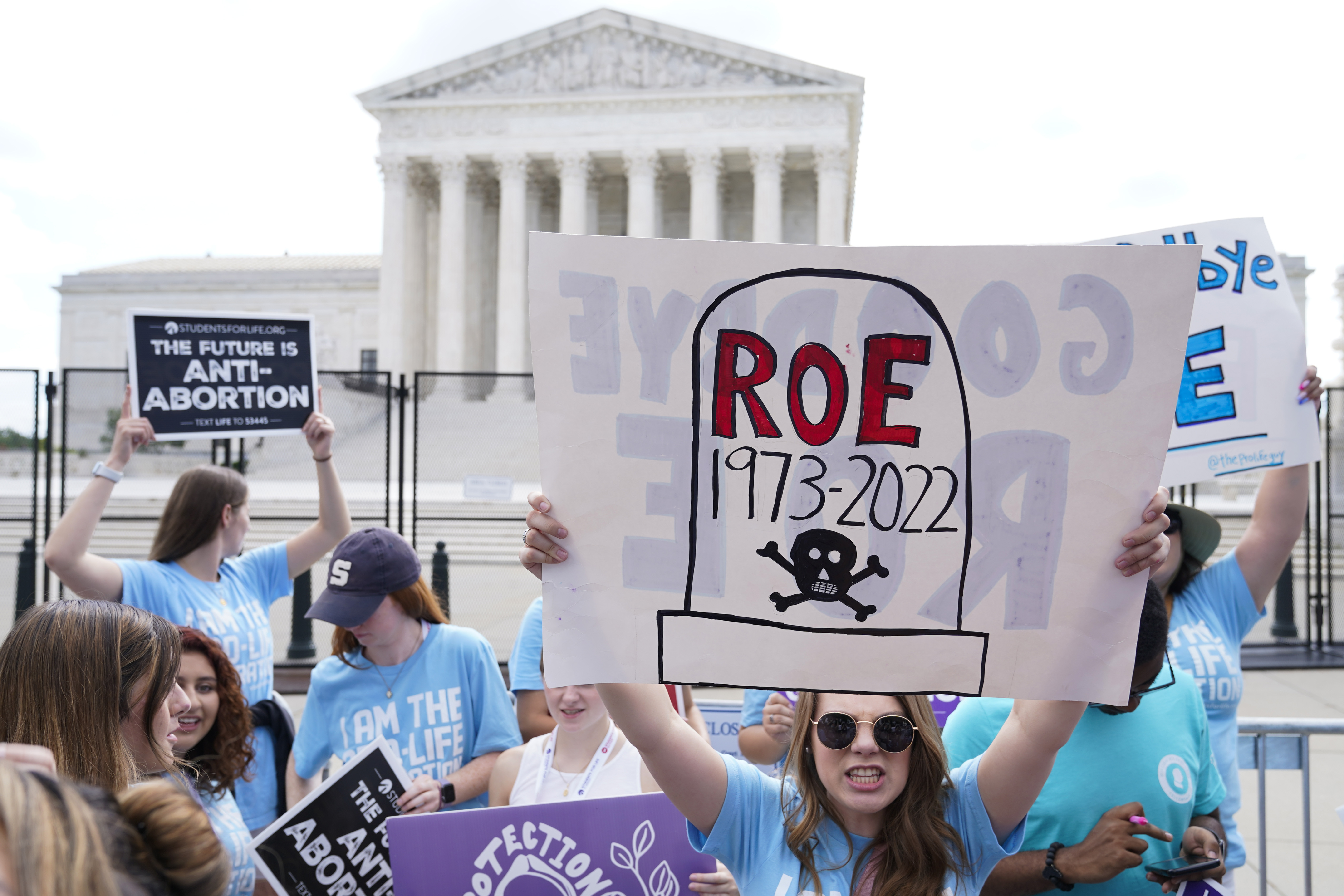 Primeros estados de EE. UU. introducen nuevas leyes de aborto después de que la Corte Suprema anula Roe v. Wade