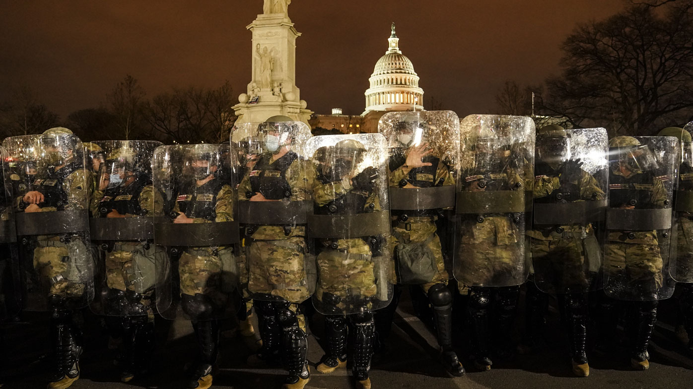 La Guardia Nacional de DC se encuentra afuera del Capitolio.