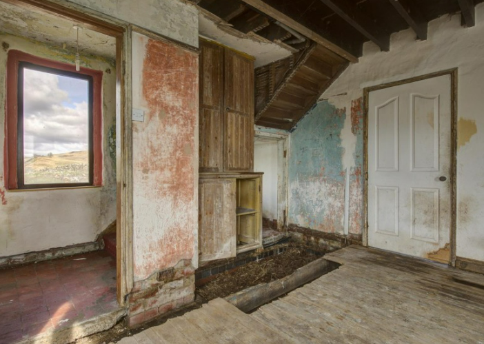 Isolated cottage in the English countryside on offer for just over $500k with one major flaw