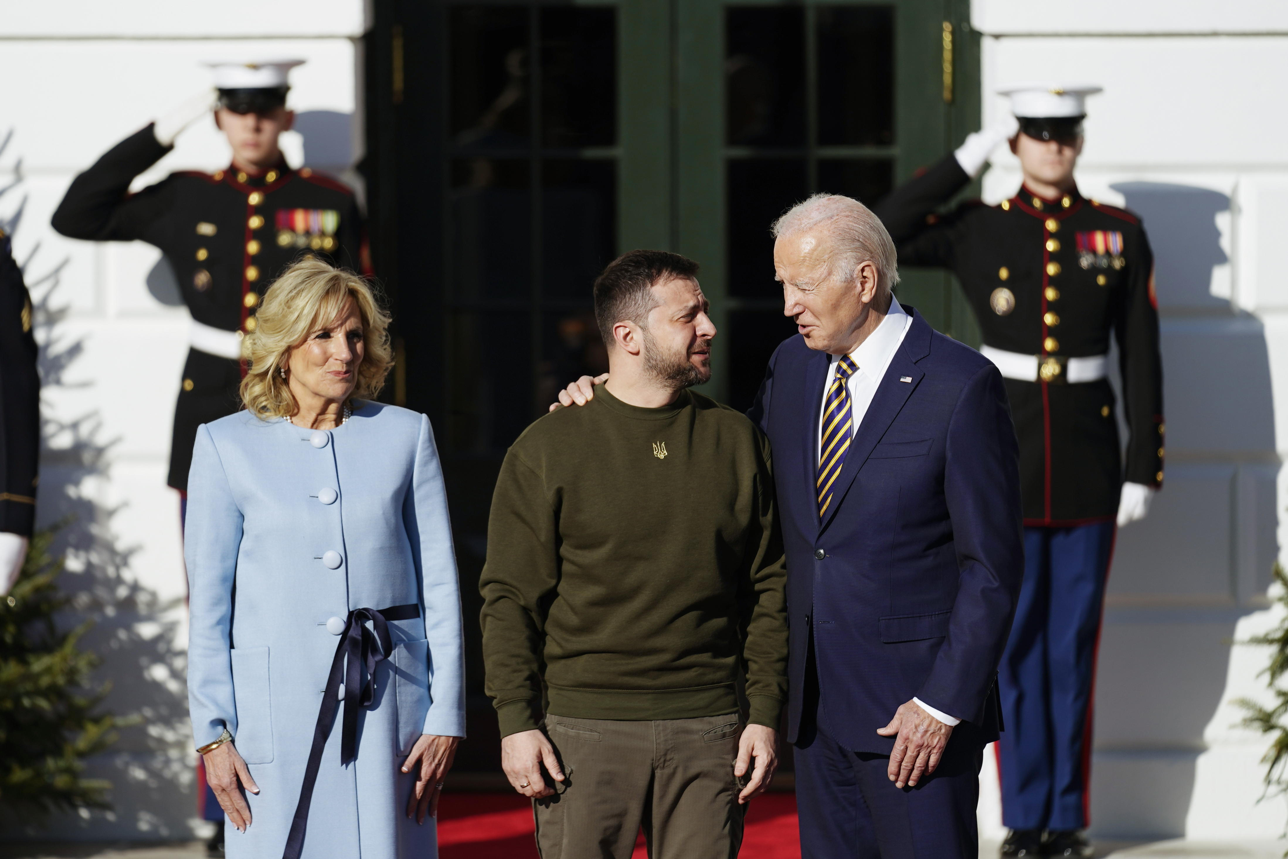 Zelenskyy le dice a Biden: 'Sin compromisos' en el camino hacia la paz