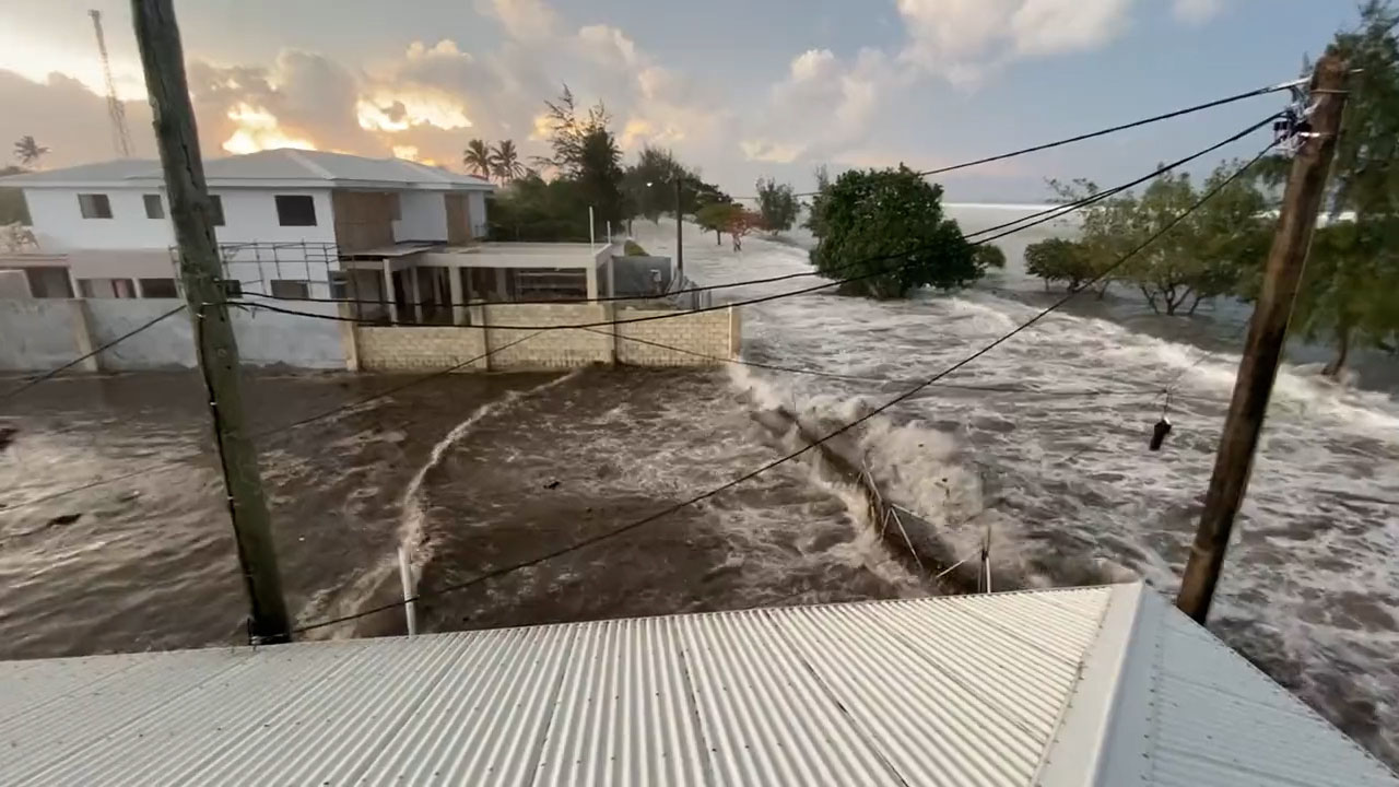 Waves hit Tonga during tsunami warning