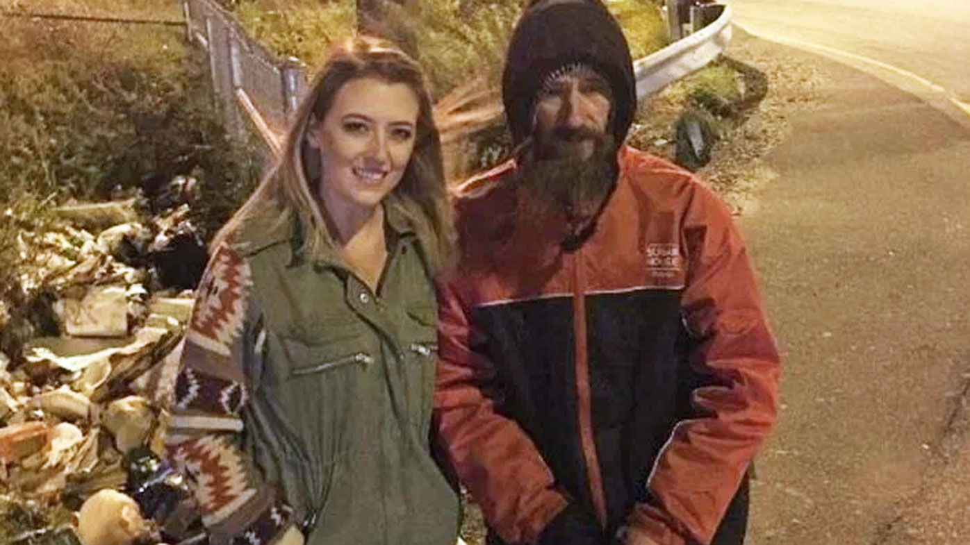 La foto de Kate McClure (izquierda) y el vagabundo Johnny Bobbitt utilizada en la estafa de GoFundMe.