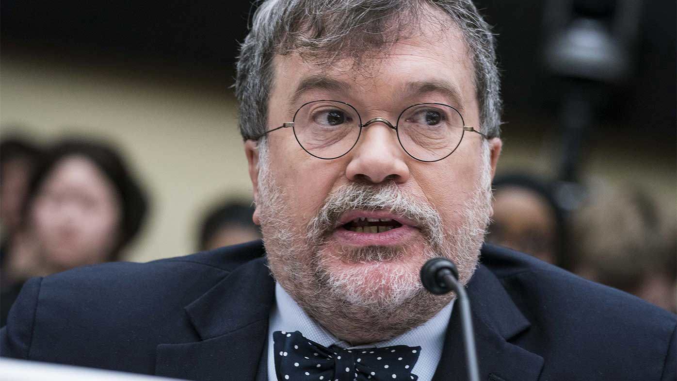 El destacado científico de vacunas Peter Hotez, visto aquí en marzo de 2020, dijo que fue abordado fuera de su casa después de un intercambio de Twitter con el podcaster Joe Rogan.