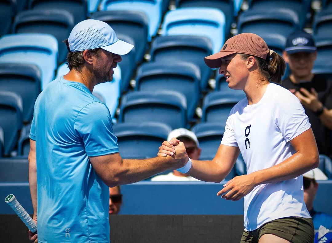 Wim Fissette shakes hands with Iga Swiatek.