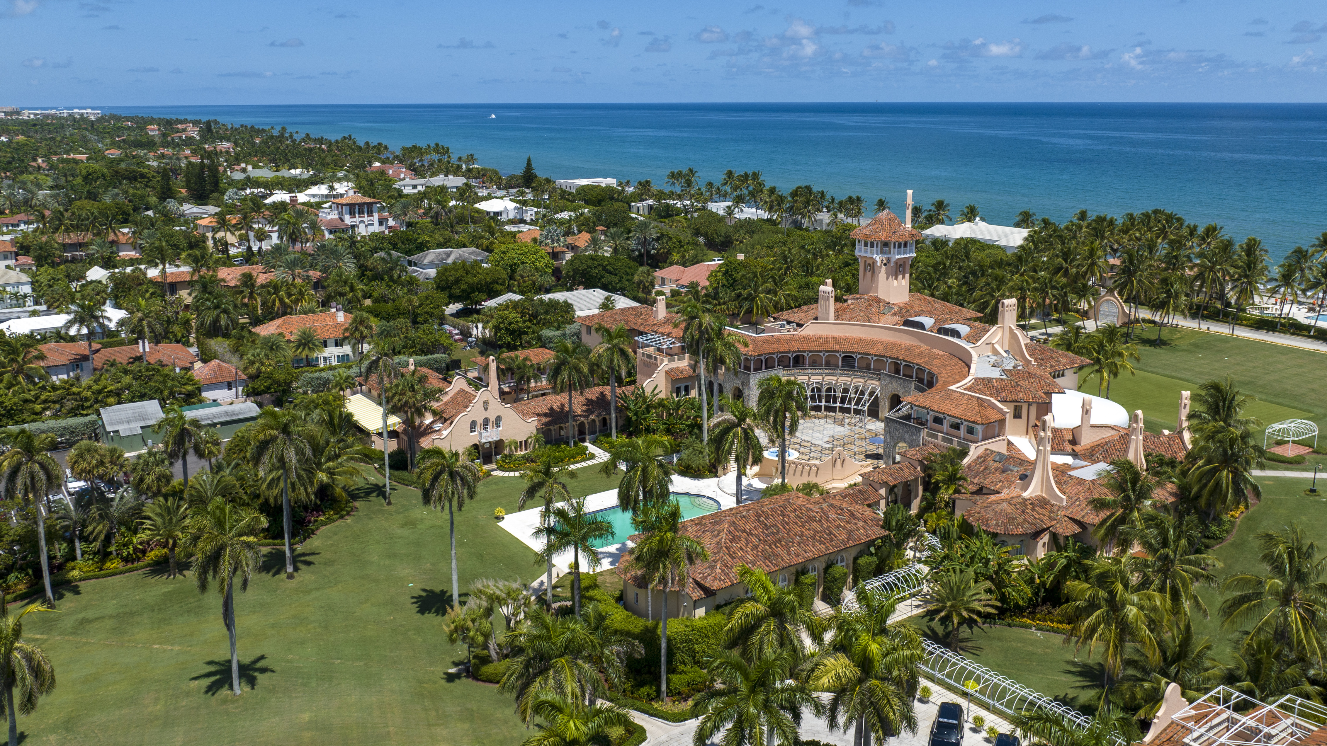 Esta foto muestra una vista aérea del club Mar-a-Lago del expresidente Donald Trump en Palm Beach, Florida, el miércoles 31 de agosto de 2022. El Departamento de Justicia dice que se encontraron documentos clasificados "probablemente oculto y eliminado" del patrimonio de Florida del expresidente Donald Trump como parte de un esfuerzo por obstruir la investigación federal sobre el descubrimiento de los registros del gobierno.  (Foto AP/Steve Helber)