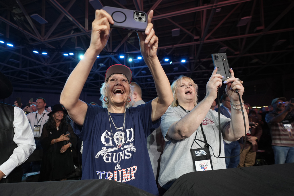 Sus partidarios aplauden al expresidente Donald Trump antes de su discurso en la Convención de la Asociación Nacional del Rifle, el sábado 18 de mayo de 2024, en Dallas.  (Foto AP/LM Otero)