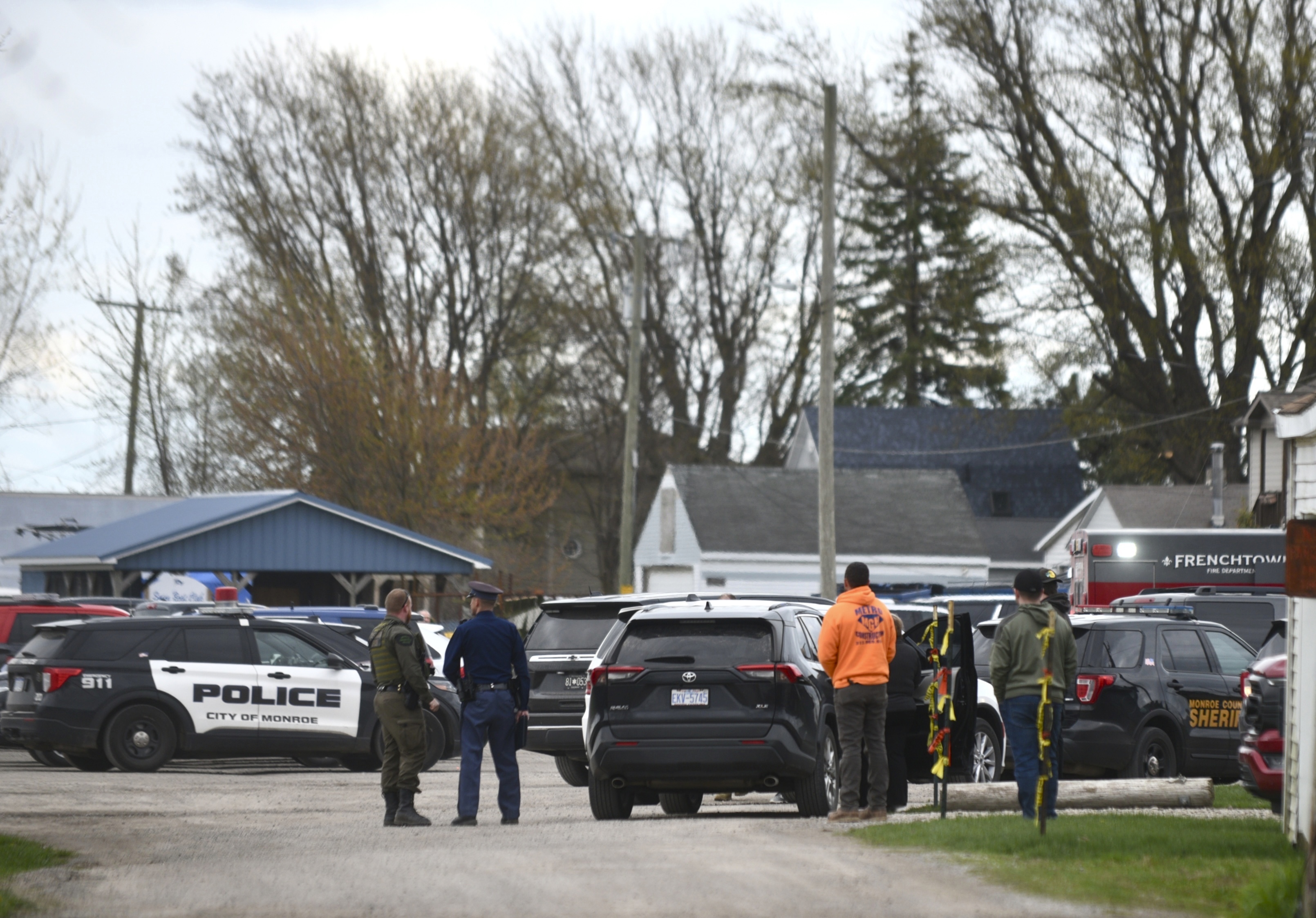 Las autoridades responden al Swan Creek Boat Club después de que un conductor estrellara un vehículo contra un edificio donde se llevaba a cabo una fiesta de cumpleaños infantil, el sábado 20 de abril de 2024, en Berlin Township, Michigan.  