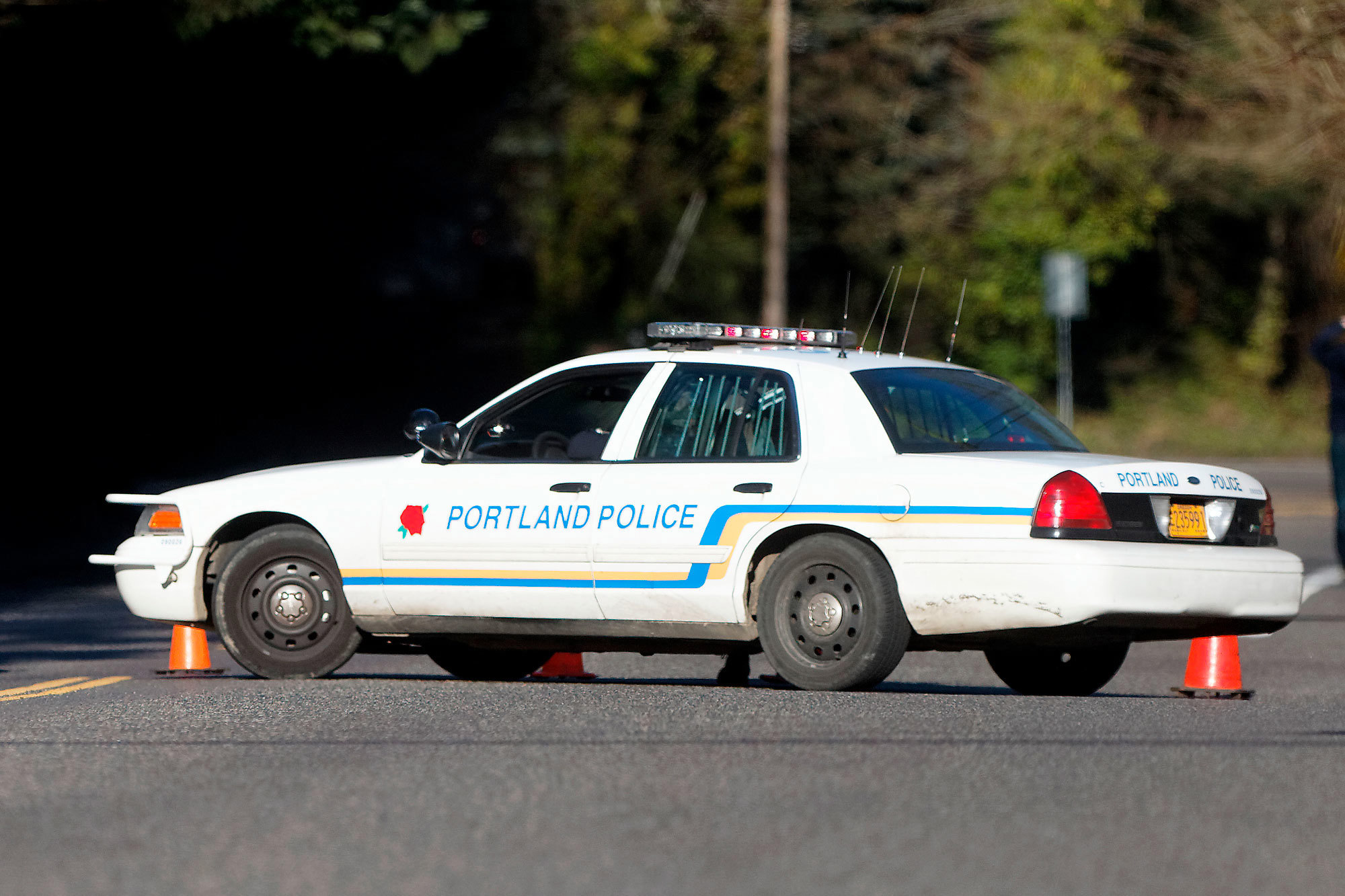 Un vehículo policial está estacionado en la escena del crimen en Portland