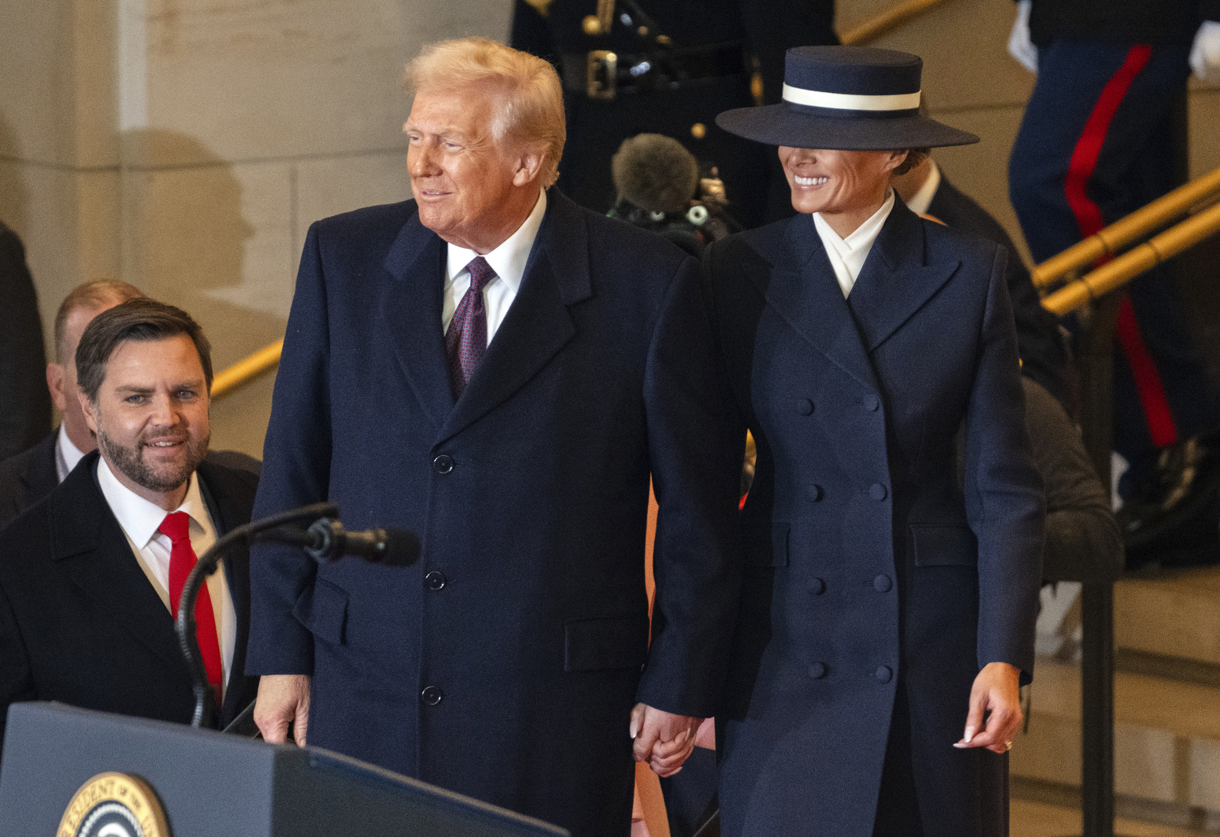 El presidente Donald Trump y la primera dama Melania Trump llegan al Salón de la Emancipación después de la 60ª toma de posesión presidencial, el lunes 20 de enero de 2025, en el Capitolio de Estados Unidos en Washington. 