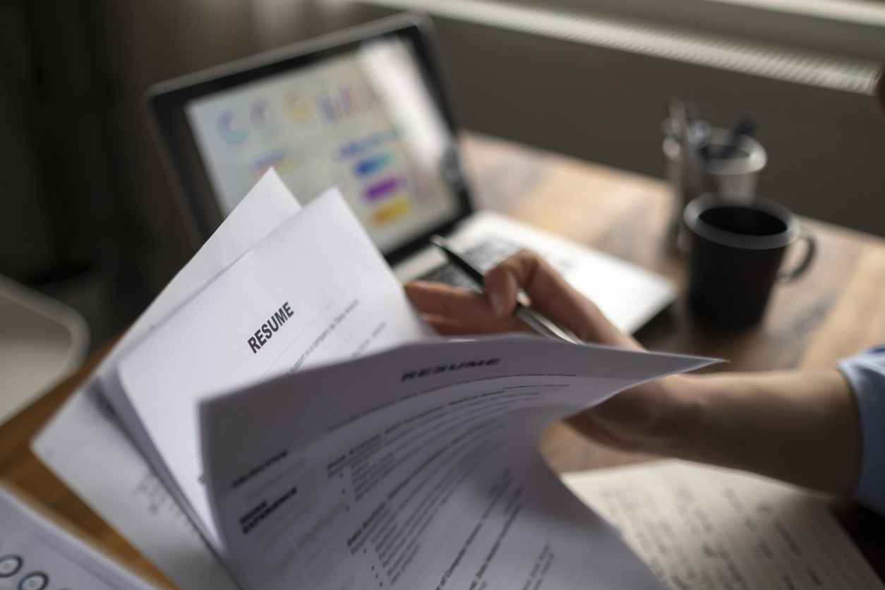 Applying for a job, filing a resume Experience, candidates stand the document with the company hr to get elected to work.