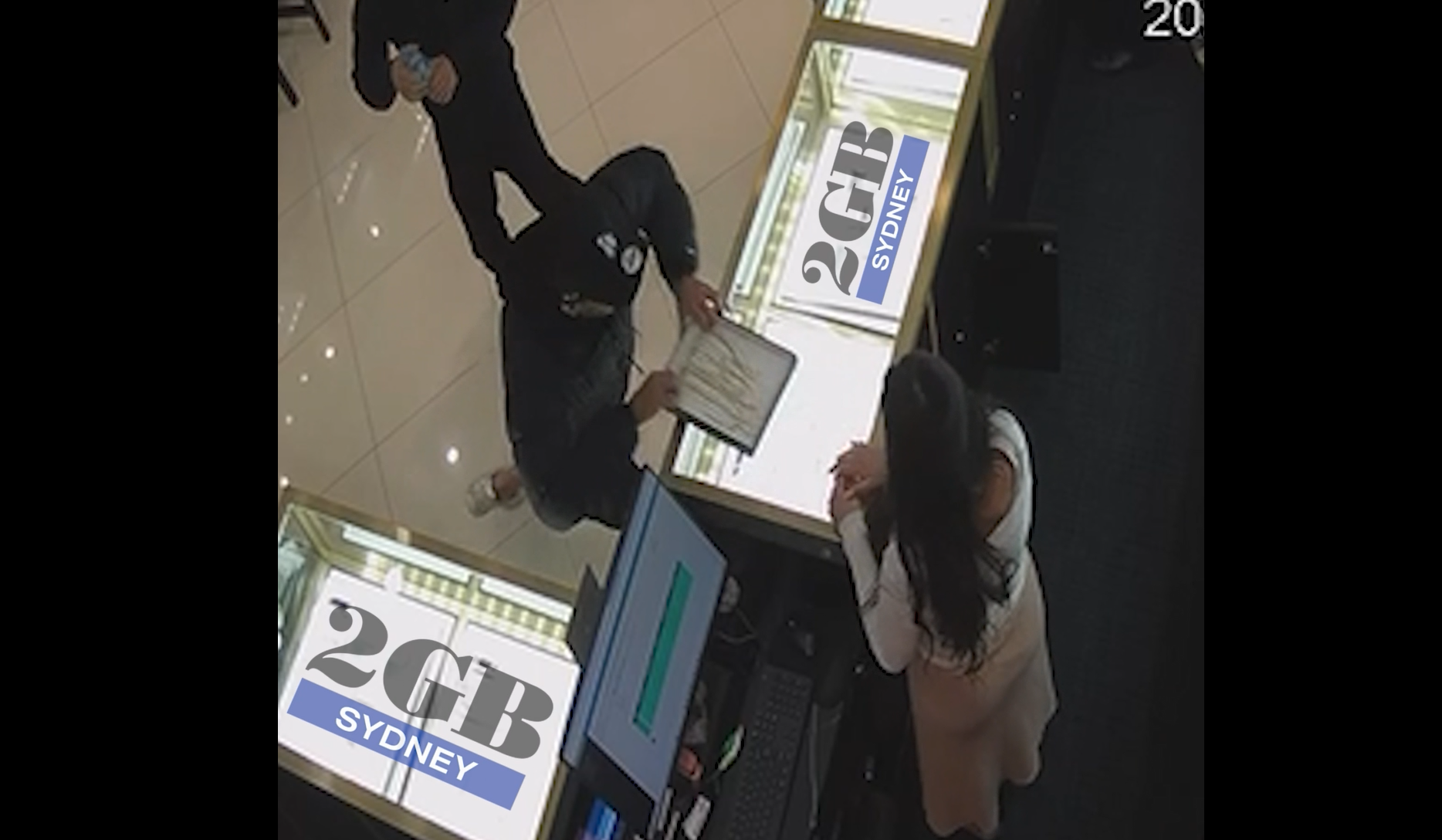 Thief snatches tray of jewellery from staff member's hands in brazen robbery