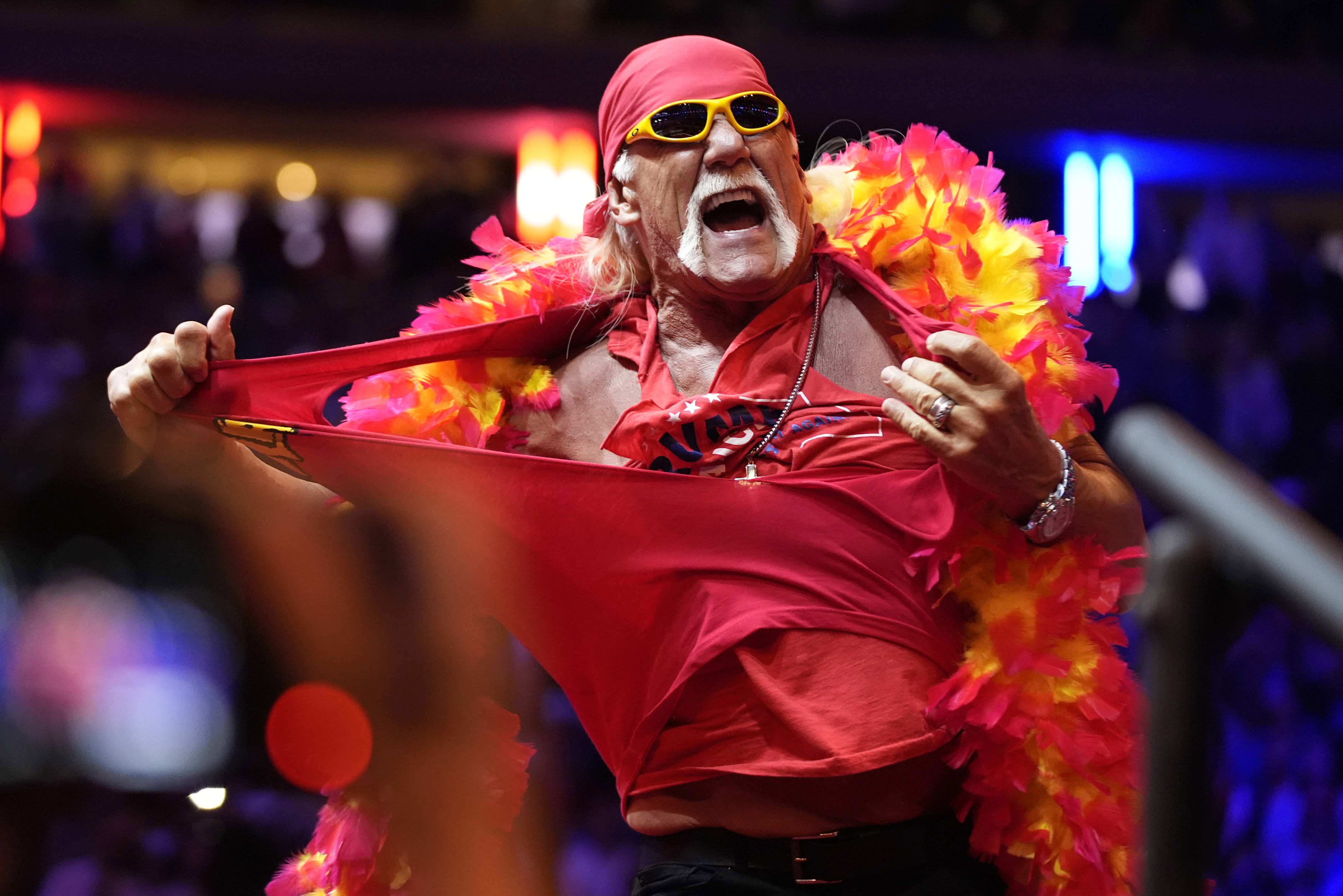 Hulk Hogan se rasga la camisa antes de que el expresidente Donald Trump, candidato presidencial republicano, hable en un mitin de campaña en el Madison Square Garden, el domingo 27 de octubre de 2024, en Nueva York. (Foto AP/Alex Brandon)