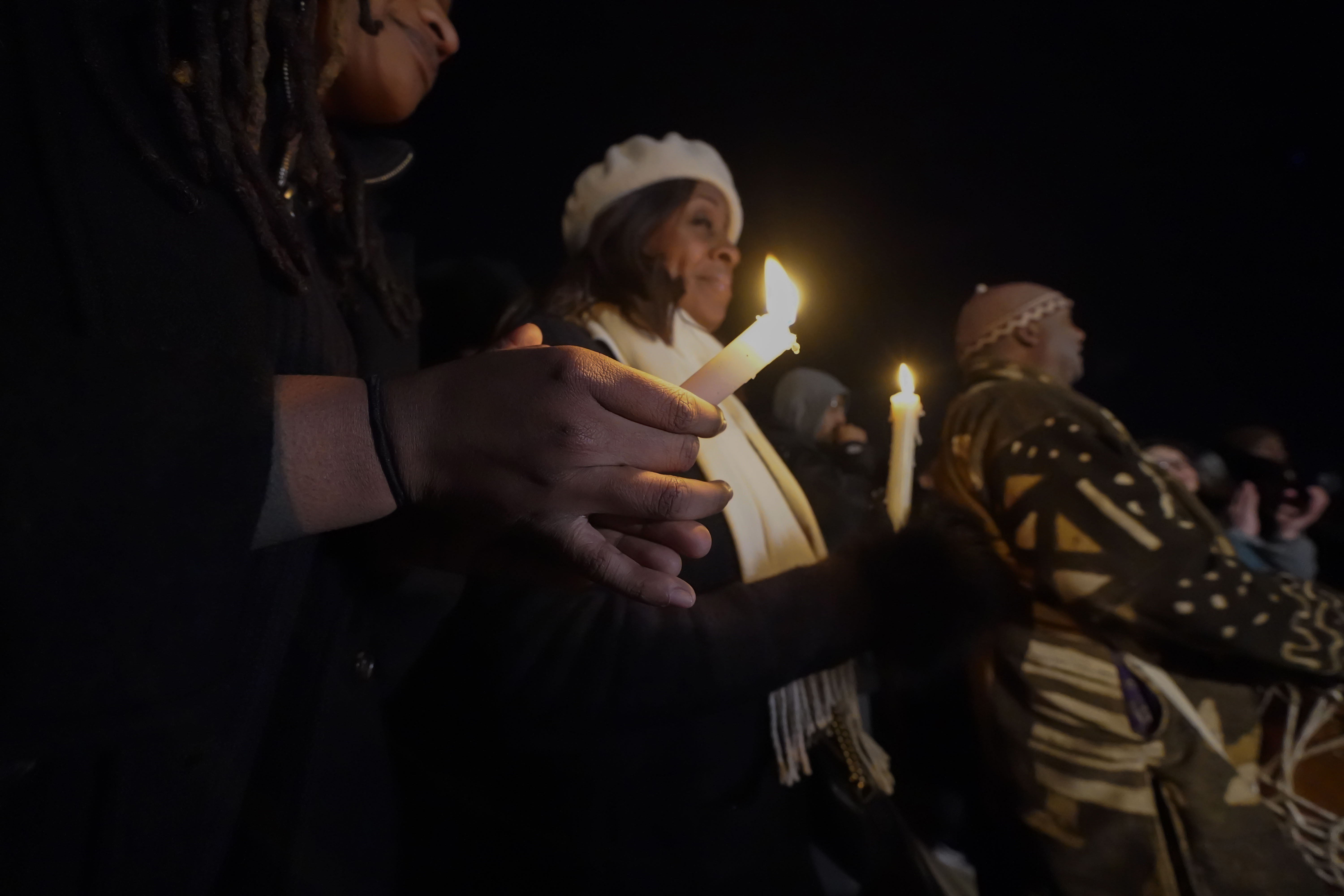 La gente sostiene velas en una vigilia a la luz de las velas por Tire Nichols, quien murió después de ser golpeado por agentes de policía de Memphis, en Memphis, Tennessee, el jueves 26 de enero de 2023. 