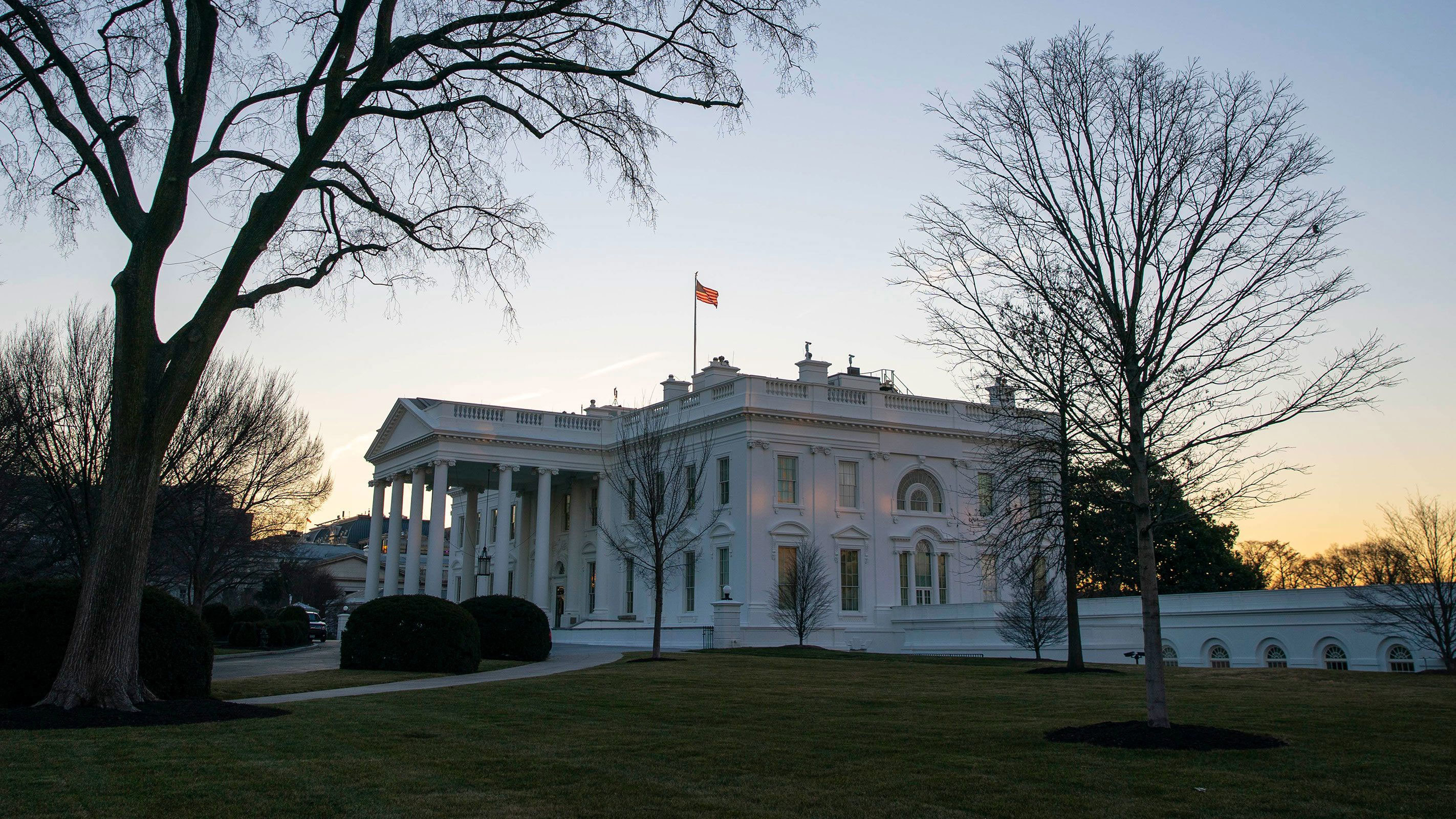 La Casa Blanca se ve al amanecer en Washington, DC, en enero de 2021.