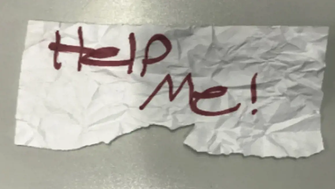 Una niña de 13 años usa "¡Ayúdame!" firmar para escapar después de ser secuestrado