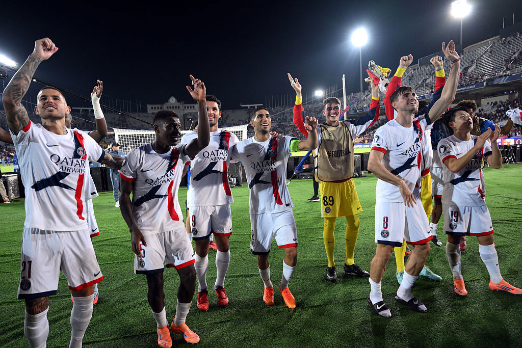 Paris Saint-Germain show their appreciation to the fans.