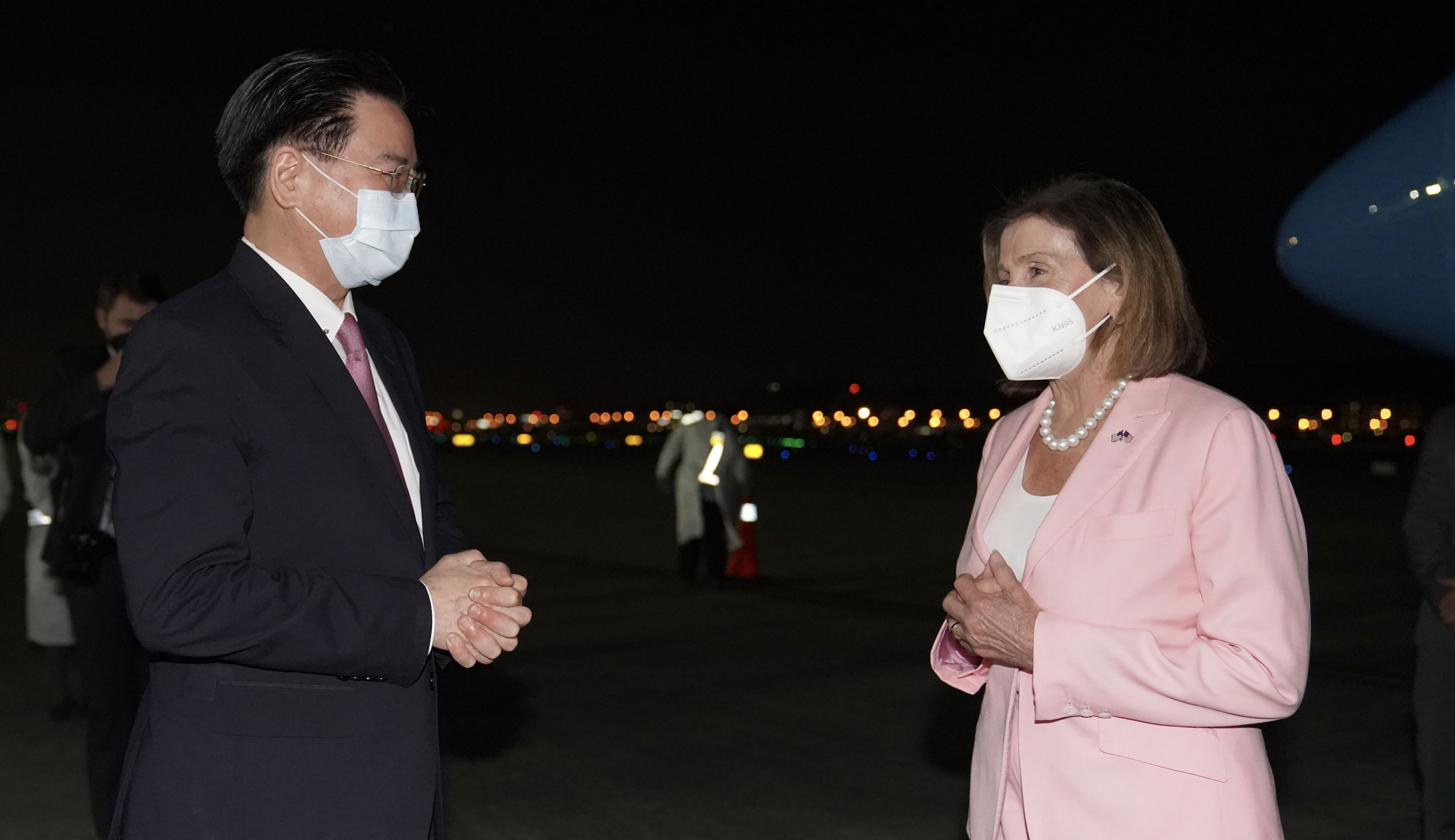 La presidenta de la Cámara de Representantes de los Estados Unidos, Nancy Pelosi, es recibida por el ministro de Relaciones Exteriores de Taiwán, Joseph Wu, después de aterrizar en el aeropuerto de Taipei Songshan el 2 de agosto.