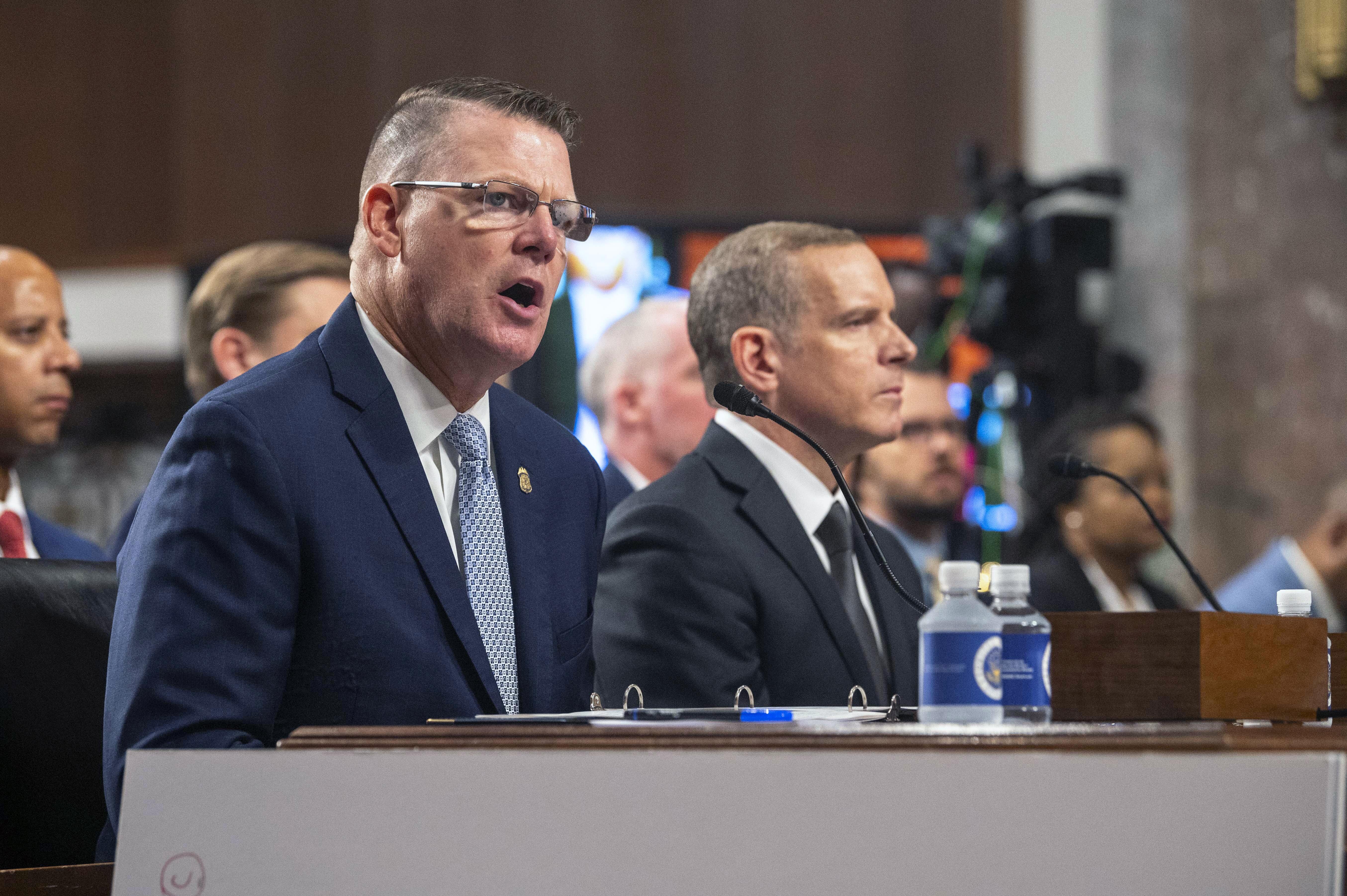 El director interino del Servicio Secreto de EE. UU., Ronald Rowe, a la izquierda, y el subdirector del FBI, Paul Abbate, testifican ante una audiencia conjunta del Comité Senatorial de Seguridad Nacional y Asuntos Gubernamentales y el Comité Senatorial de Asuntos Judiciales 