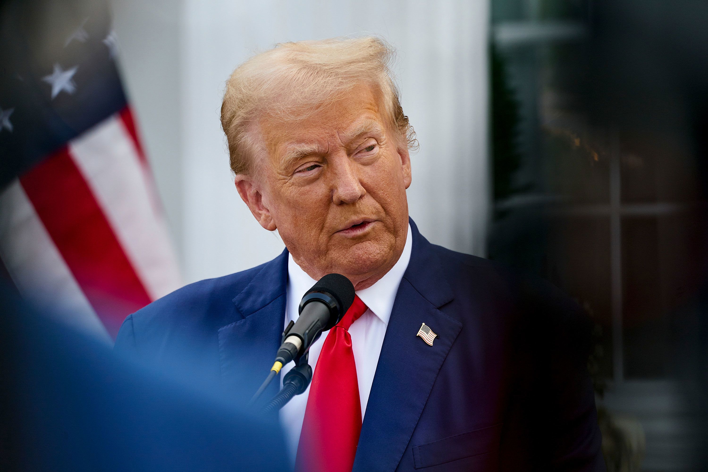 El expresidente Donald Trump habla durante una conferencia de prensa en el Trump National Golf Club en Bedminster, Nueva Jersey, el jueves 15 de agosto.