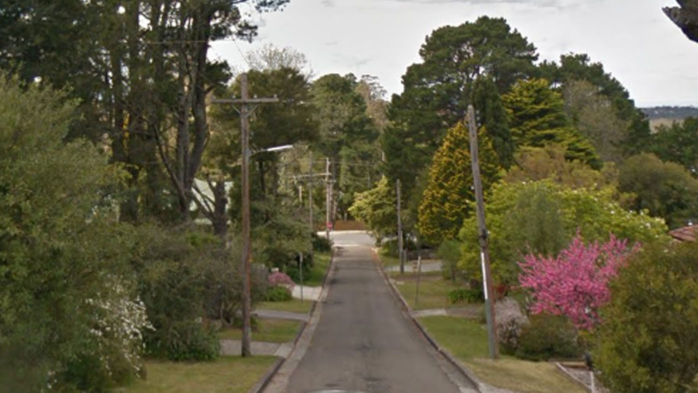 A body has been found in a Blue Mountains street.