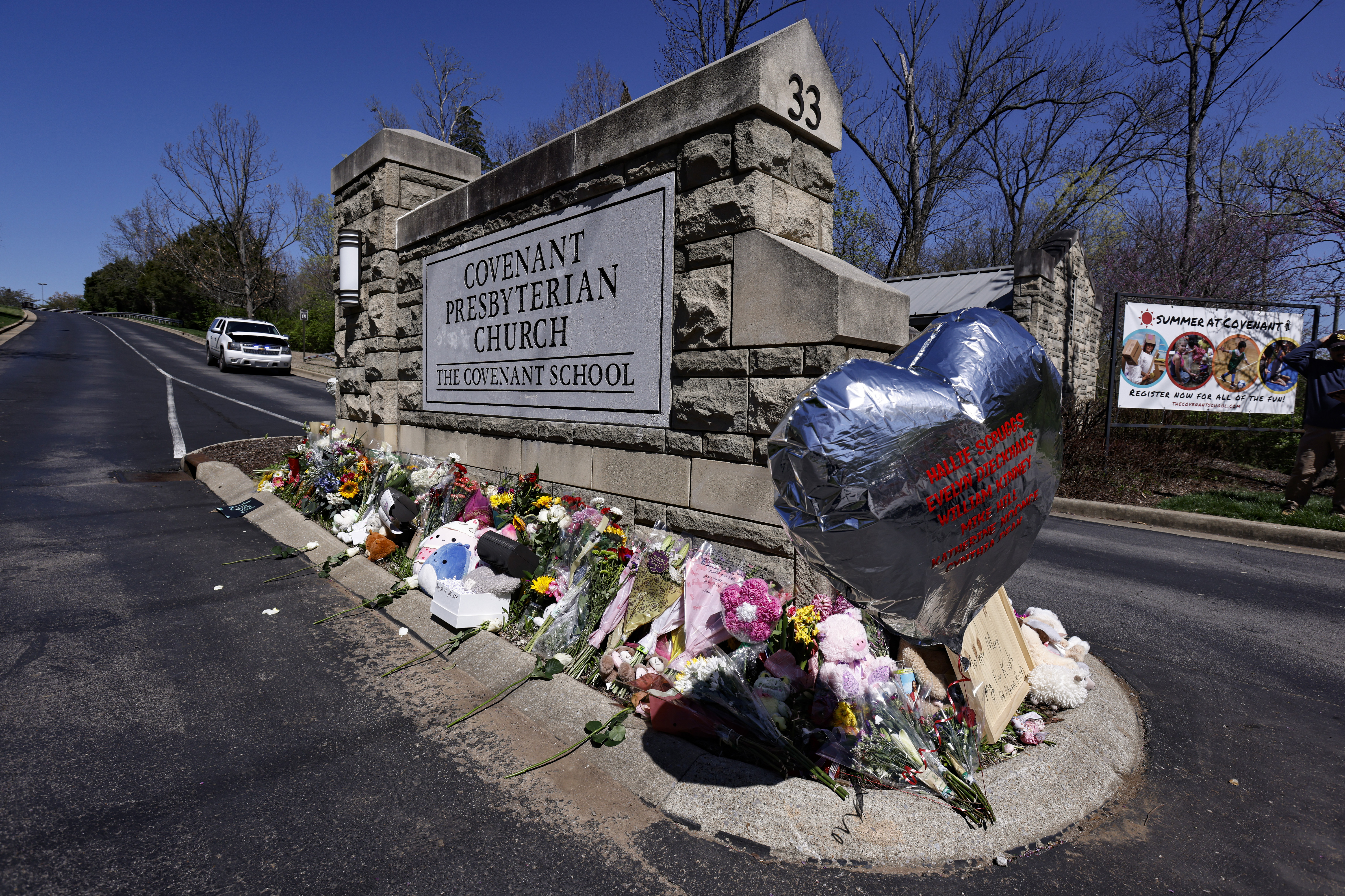 Un globo con los nombres de las víctimas se ve en un monumento en la entrada de The Covenant School el miércoles 29 de marzo de 2023 en Nashville, Tennessee. (AP Photo/Wade Payne)