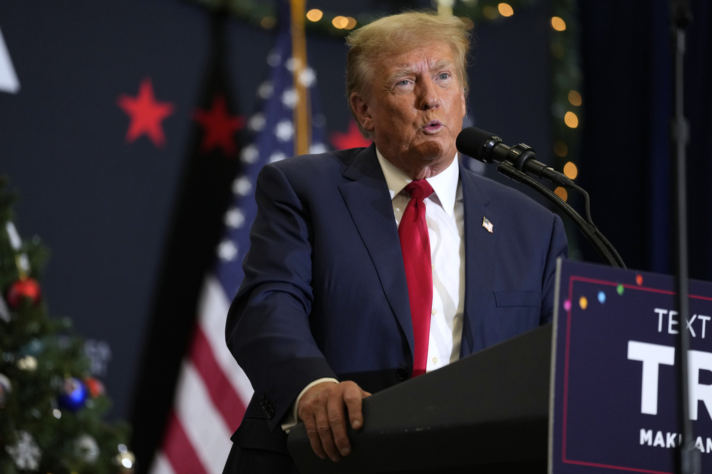 El expresidente de Estados Unidos, Donald Trump, habla durante un mitin de compromiso con el caucus, el martes 19 de diciembre de 2023, en Waterloo, Iowa. 