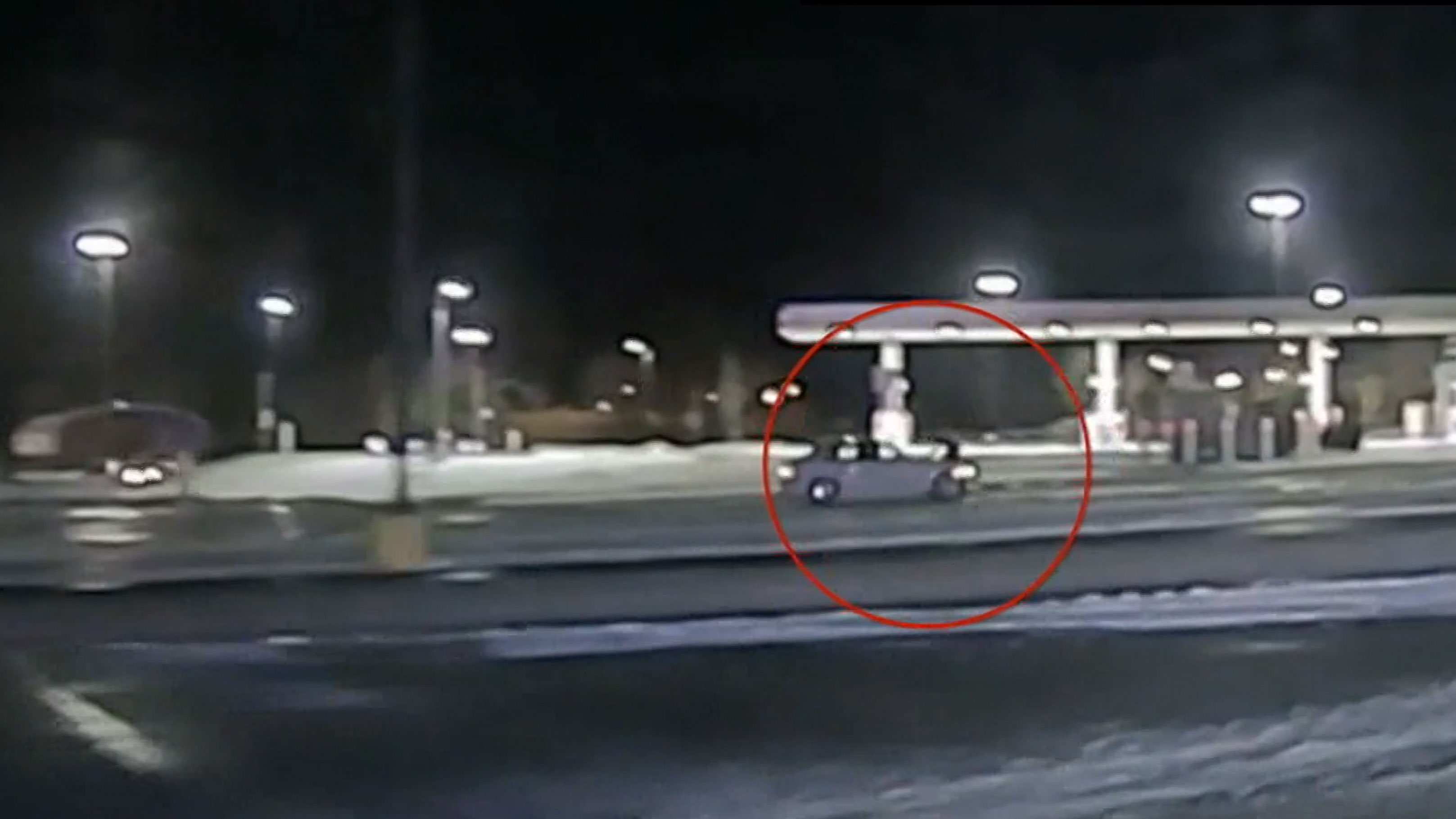 Se puede ver a la empleada de un restaurante de comida rápida, Kayla Sherman, aferrada al capó del automóvil.