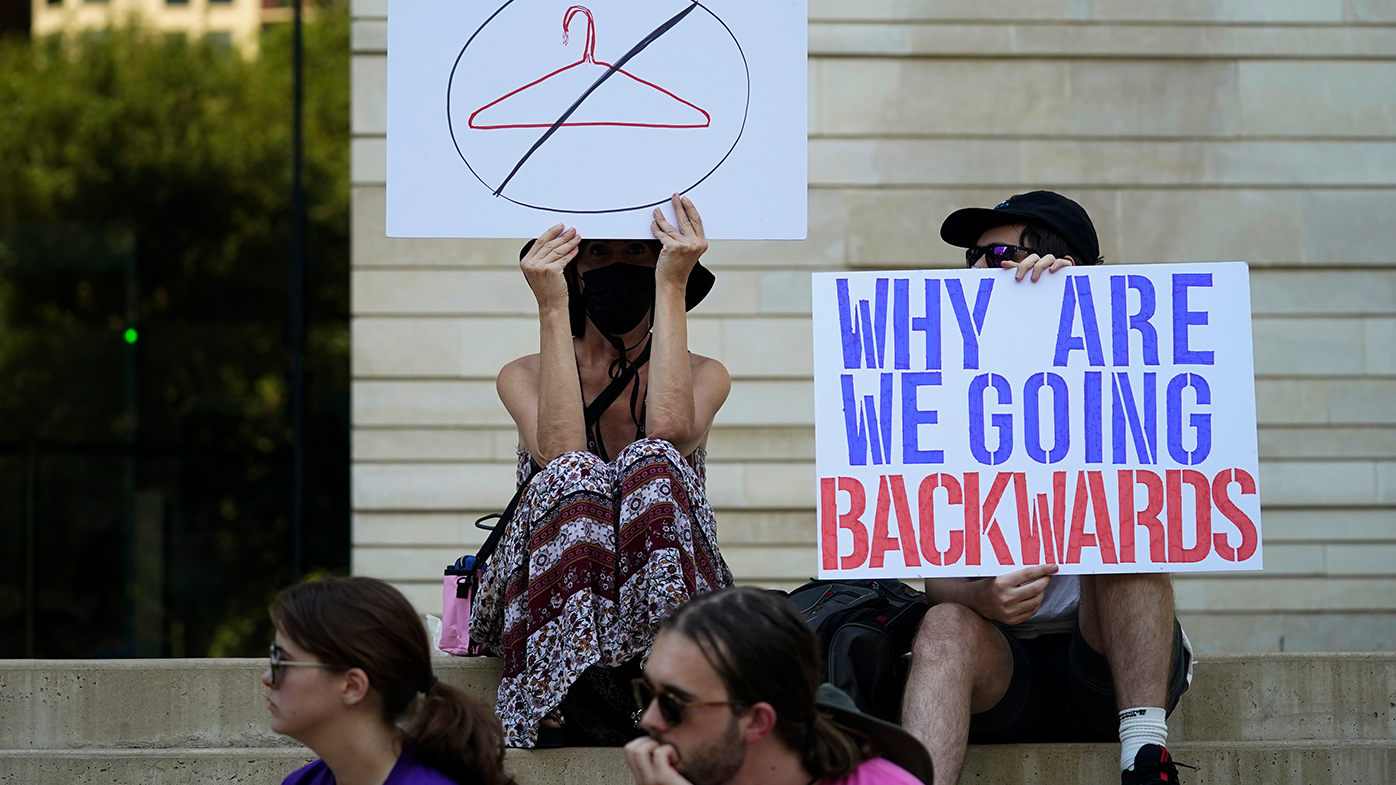   Los manifestantes se reúnen en el juzgado federal tras la decisión de la Corte Suprema de revocar Roe v. Wade, el 24 de junio de 2022, en Austin, Texas.